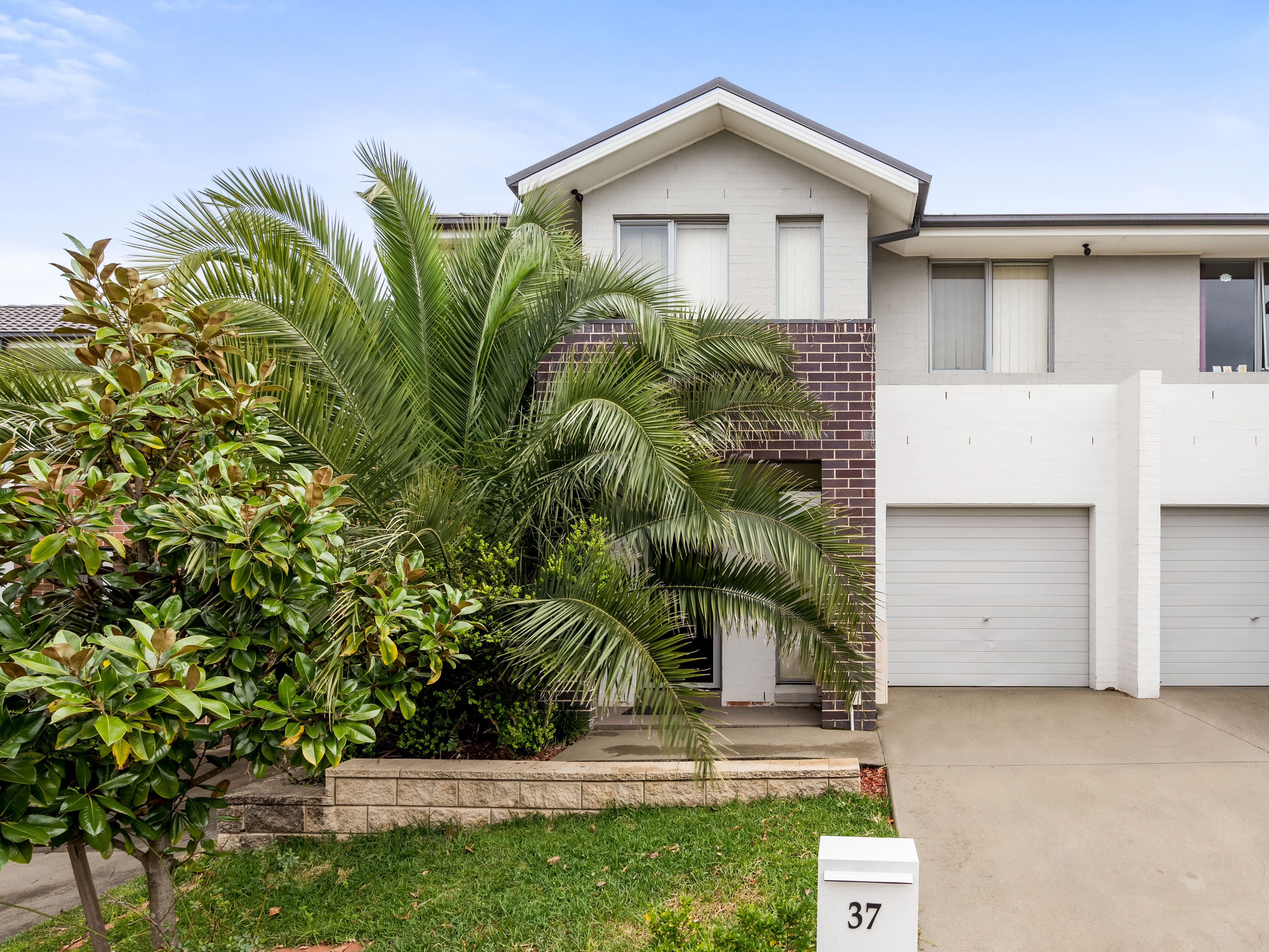 37 Sovereign Circuit, Glenfield NSW 2167