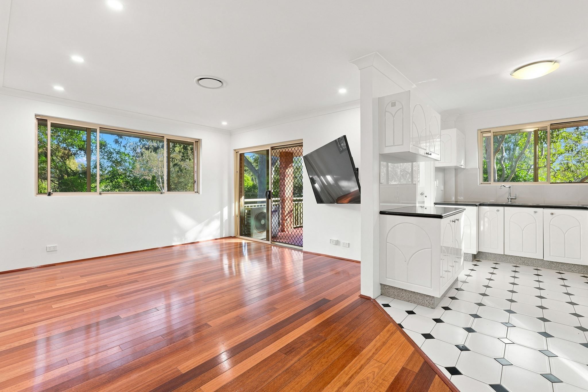 8/67 Graham Road — photo 4 of 15