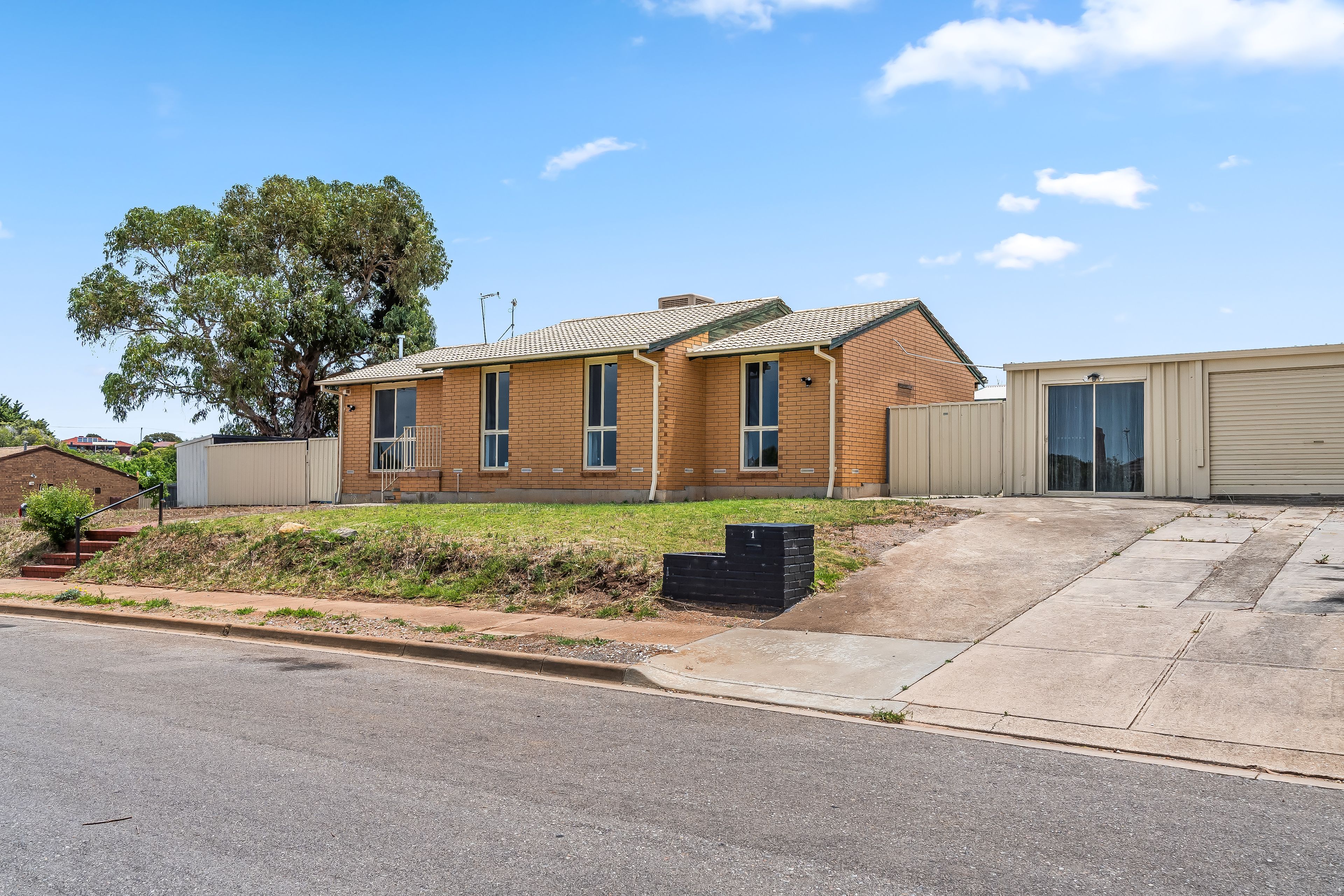1 Featherstone Drive, Huntfield Heights, SA 5163