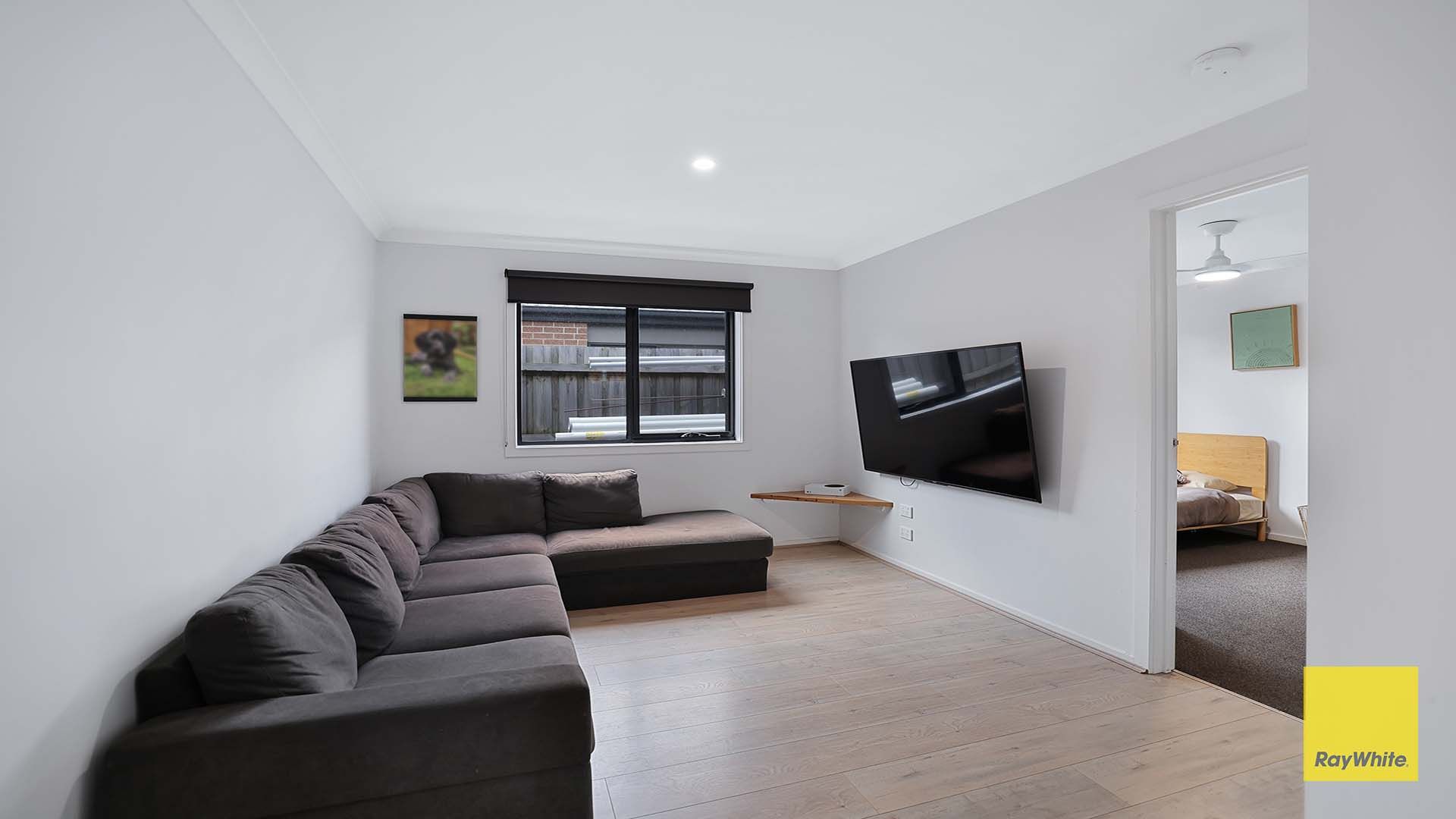 15 Parkside Crescent — photo 7 of 18