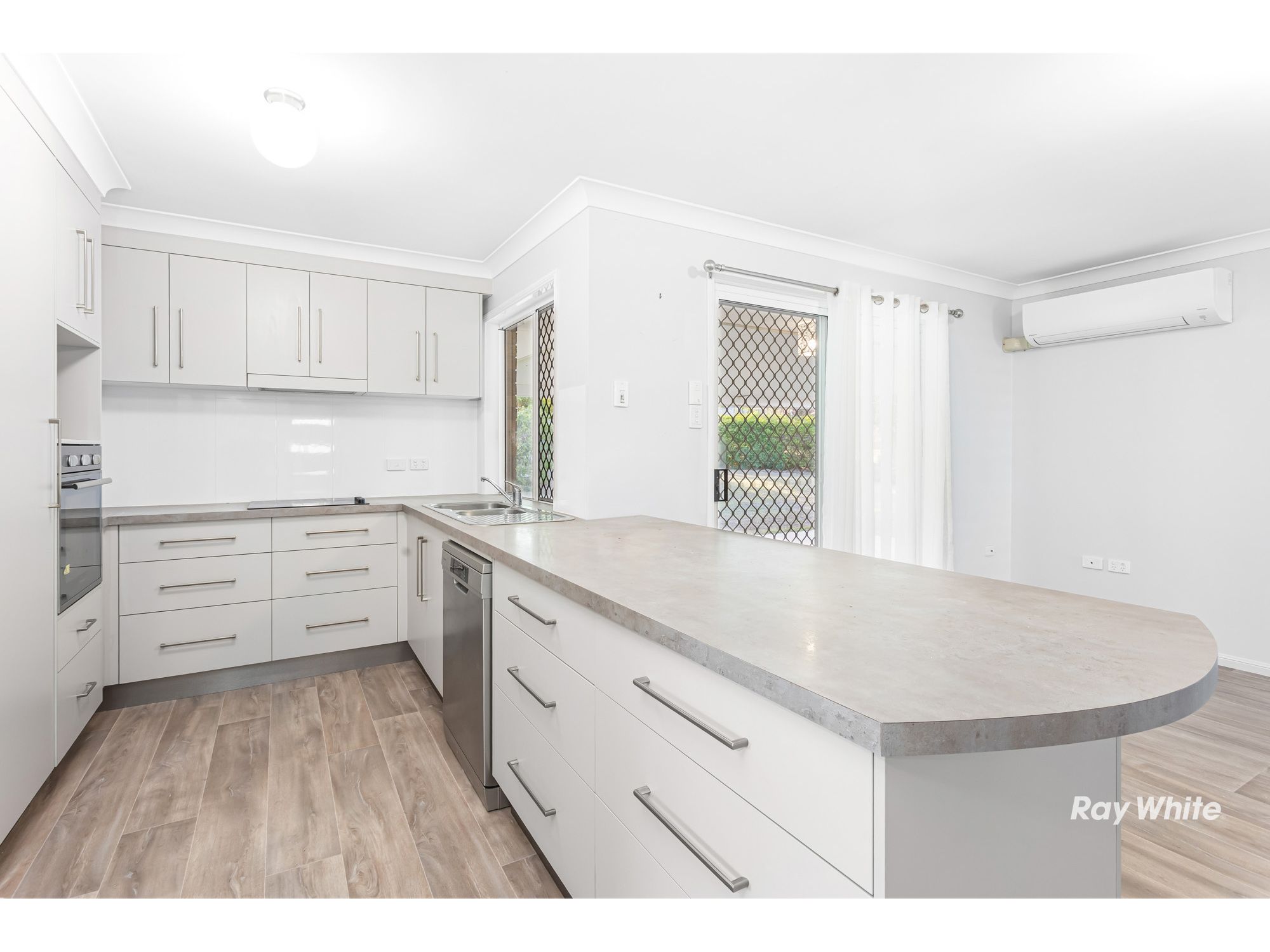 6 Rowe Crescent — photo 8 of 12