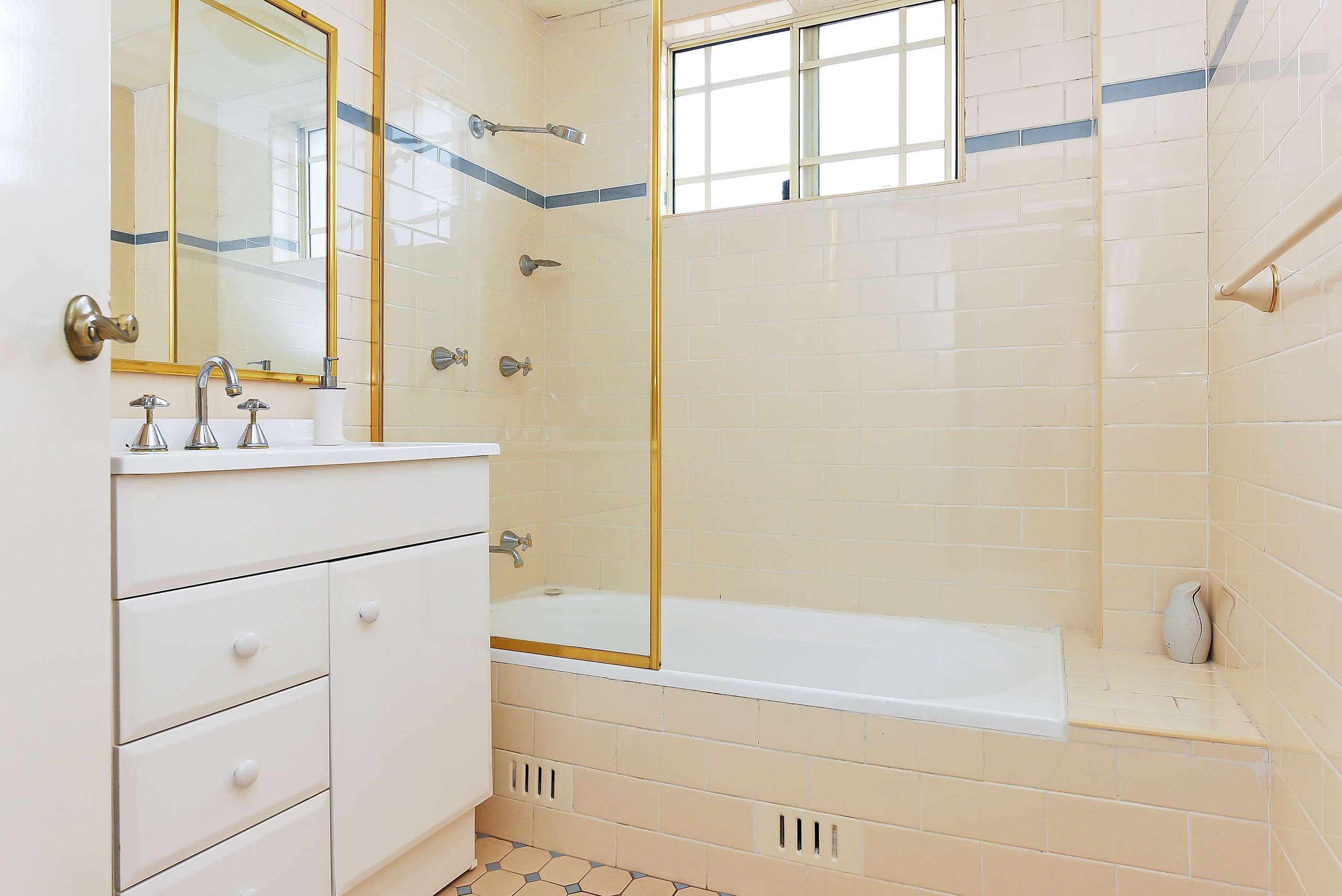 10 2 4 May Street Hornsby Nsw 2077 Leased Unit Ray