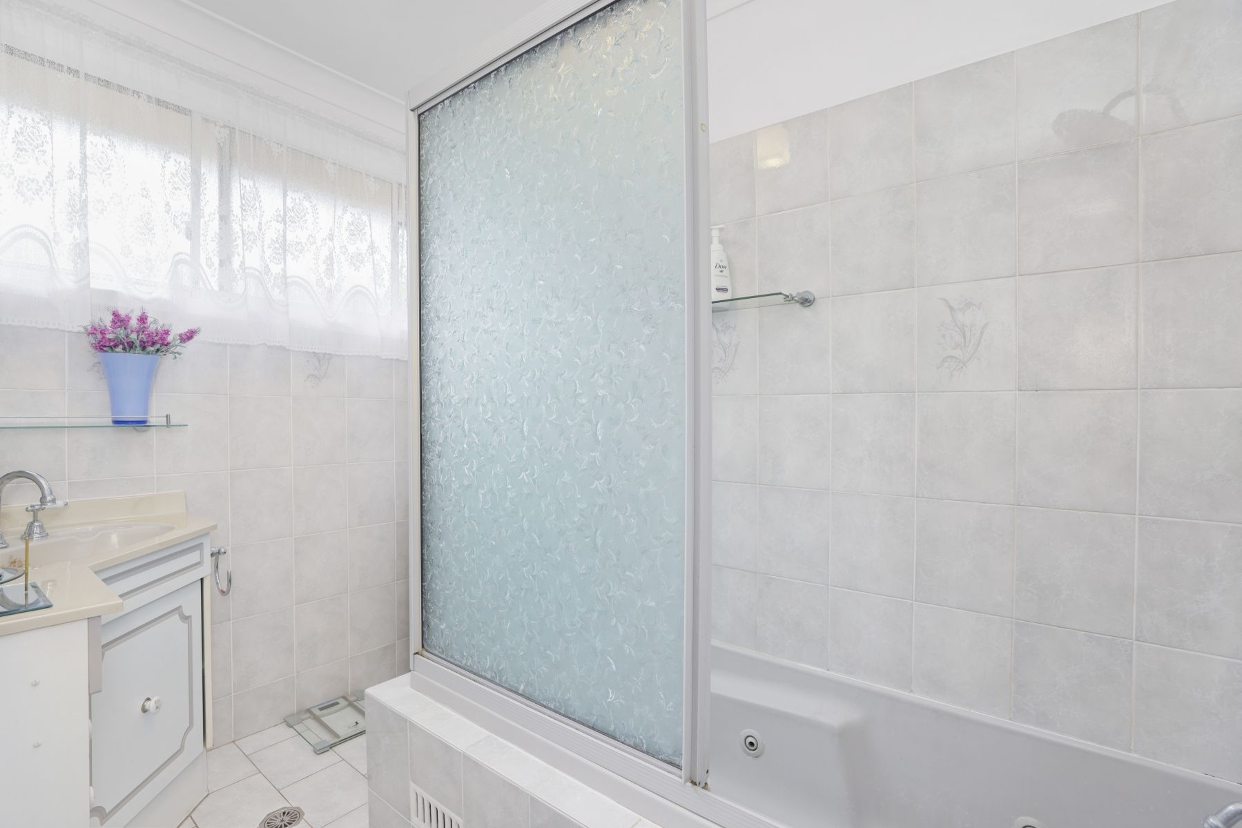 17 Henderson Crescent — photo 10 of 15