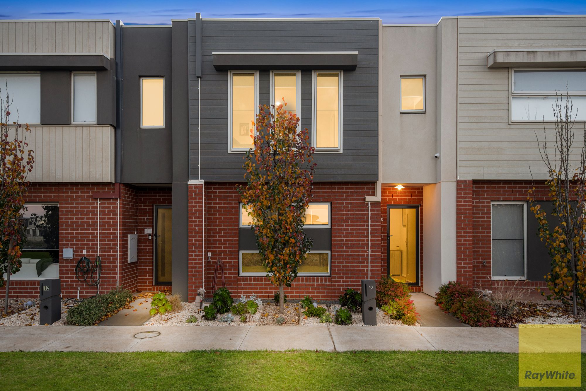 10 Burdock Walk, Truganina VIC 3029