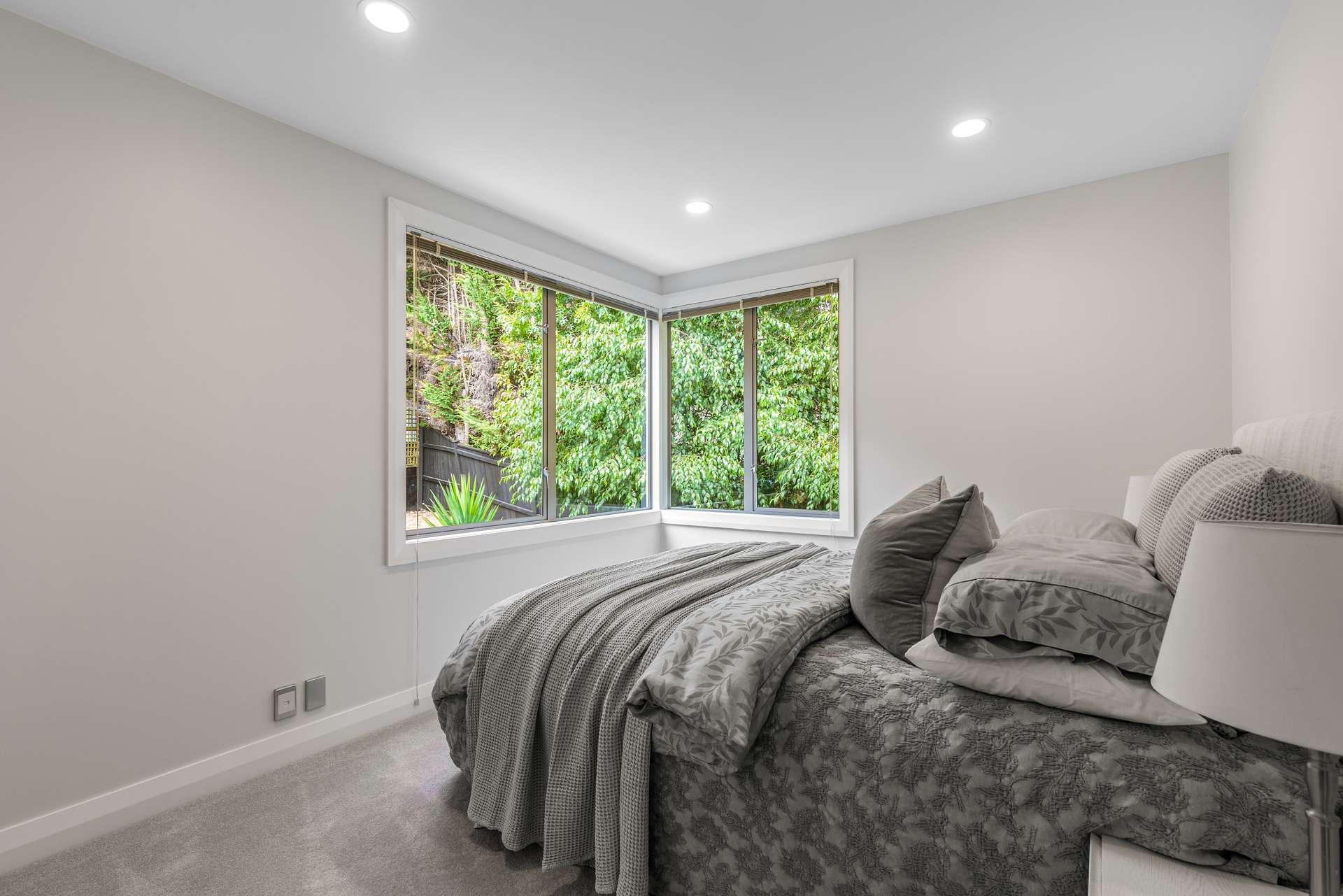 12B Waiatarua Road photo 9