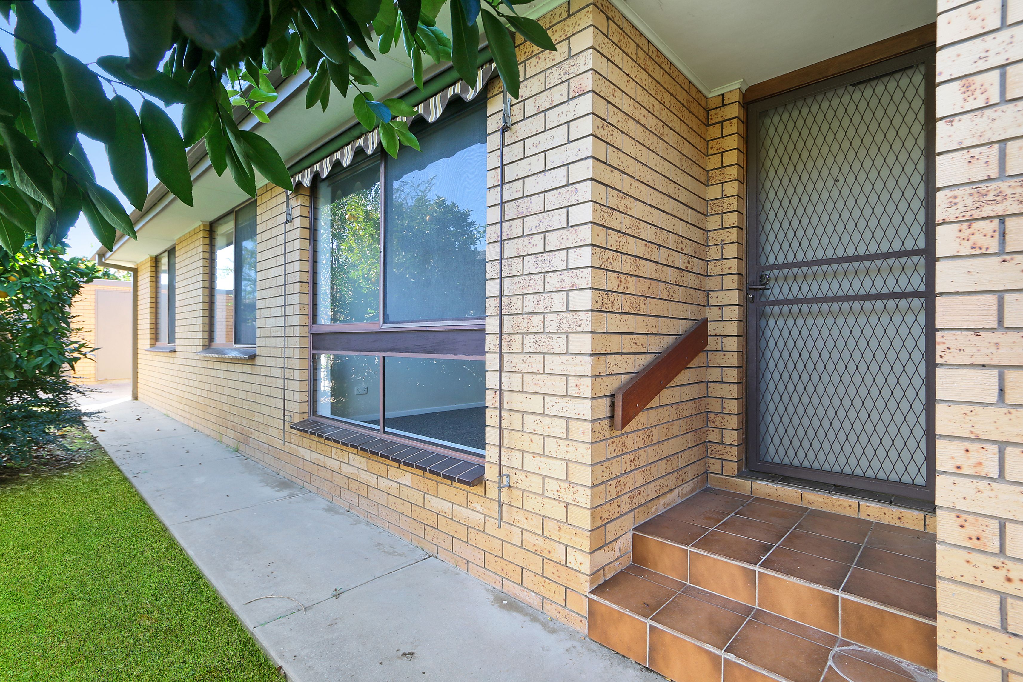 2/409 Griffith Road, Lavington, NSW 2641