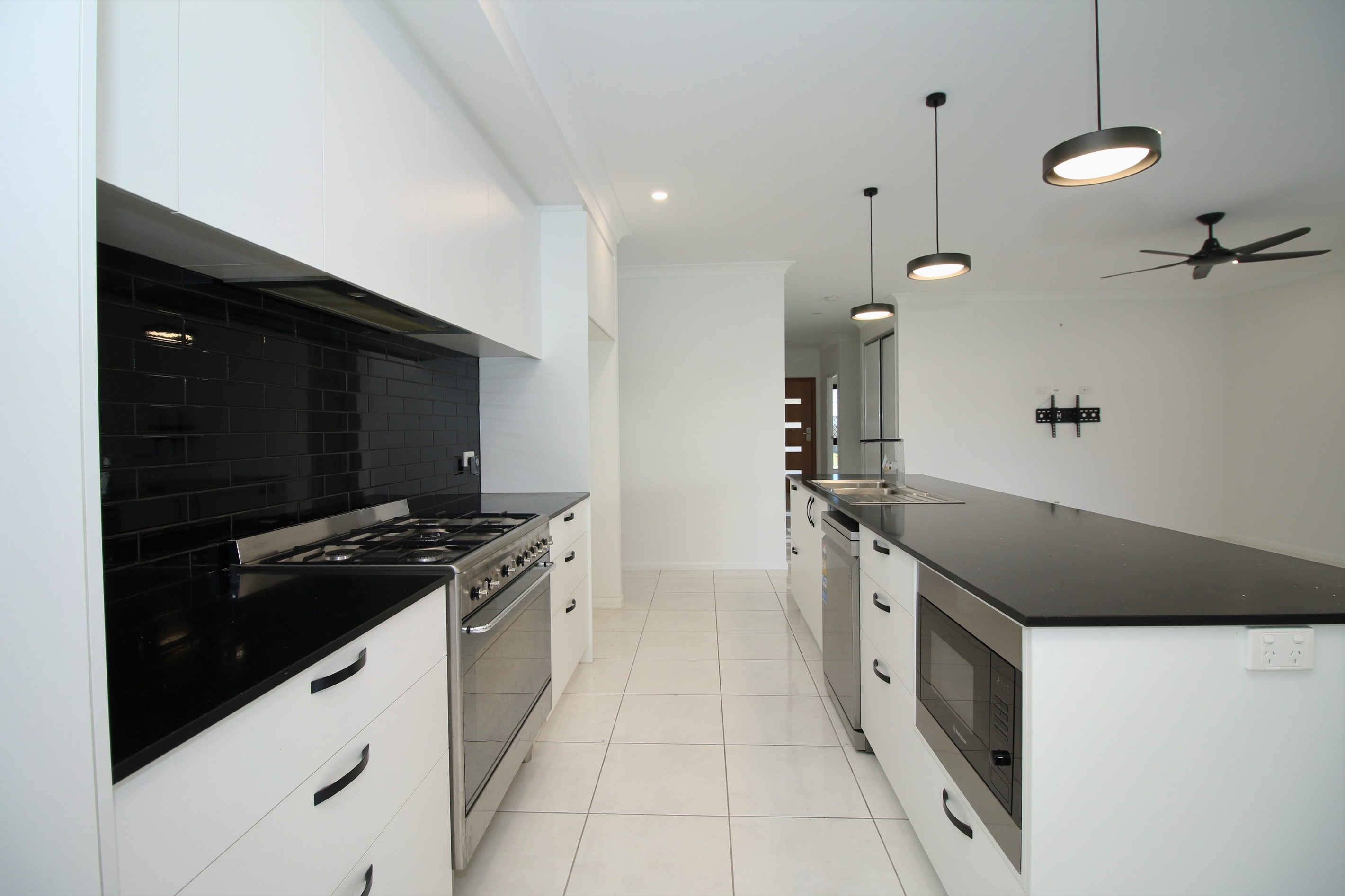 10 Summerset Drive, Mount Louisa, QLD 4814