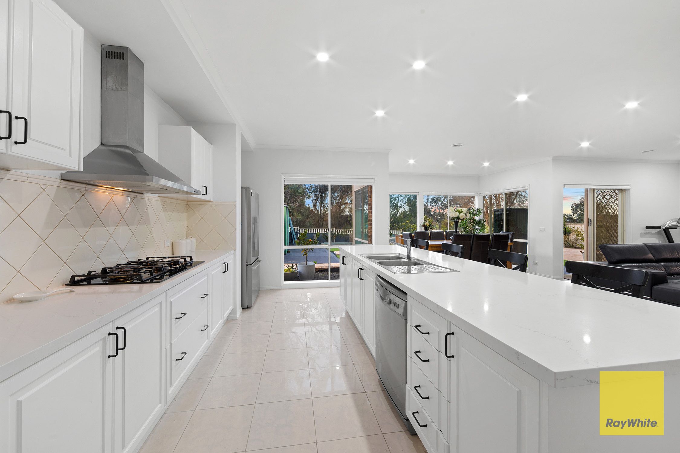 27 Abbington Crescent — photo 10 of 26