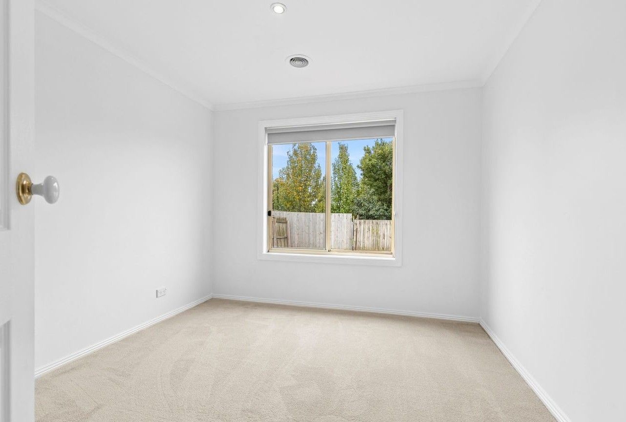 35 Willesden Drive — photo 11 of 18