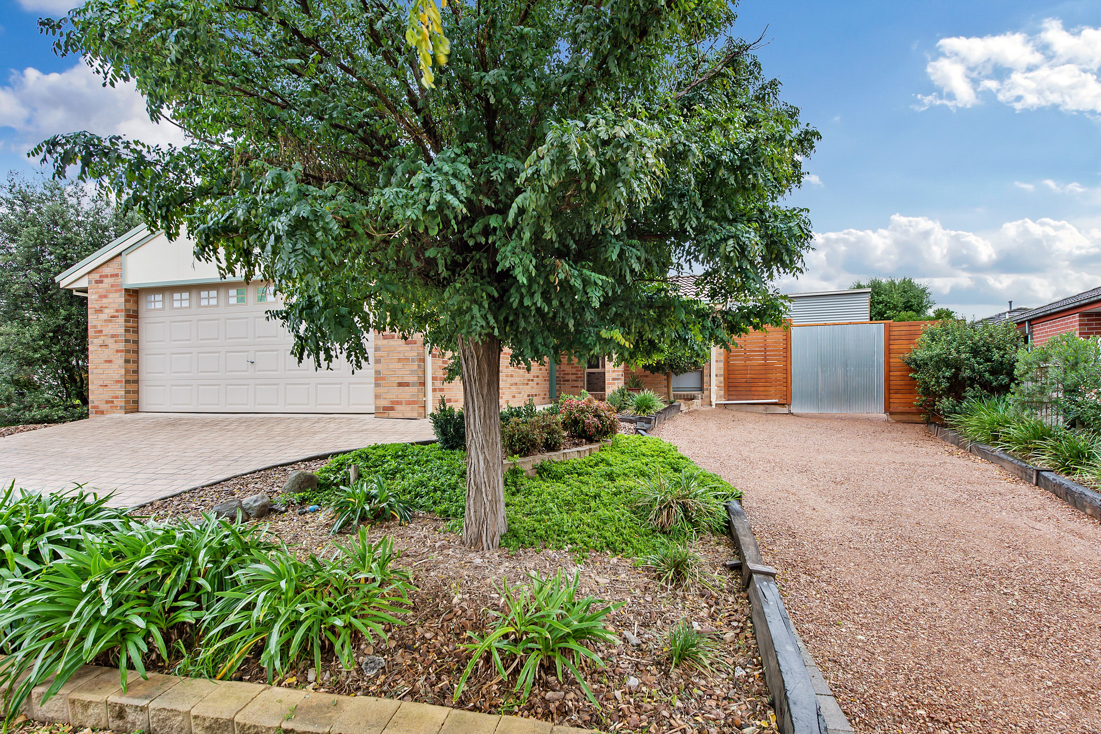 13 Ruthven Close, Hillside VIC 3037
