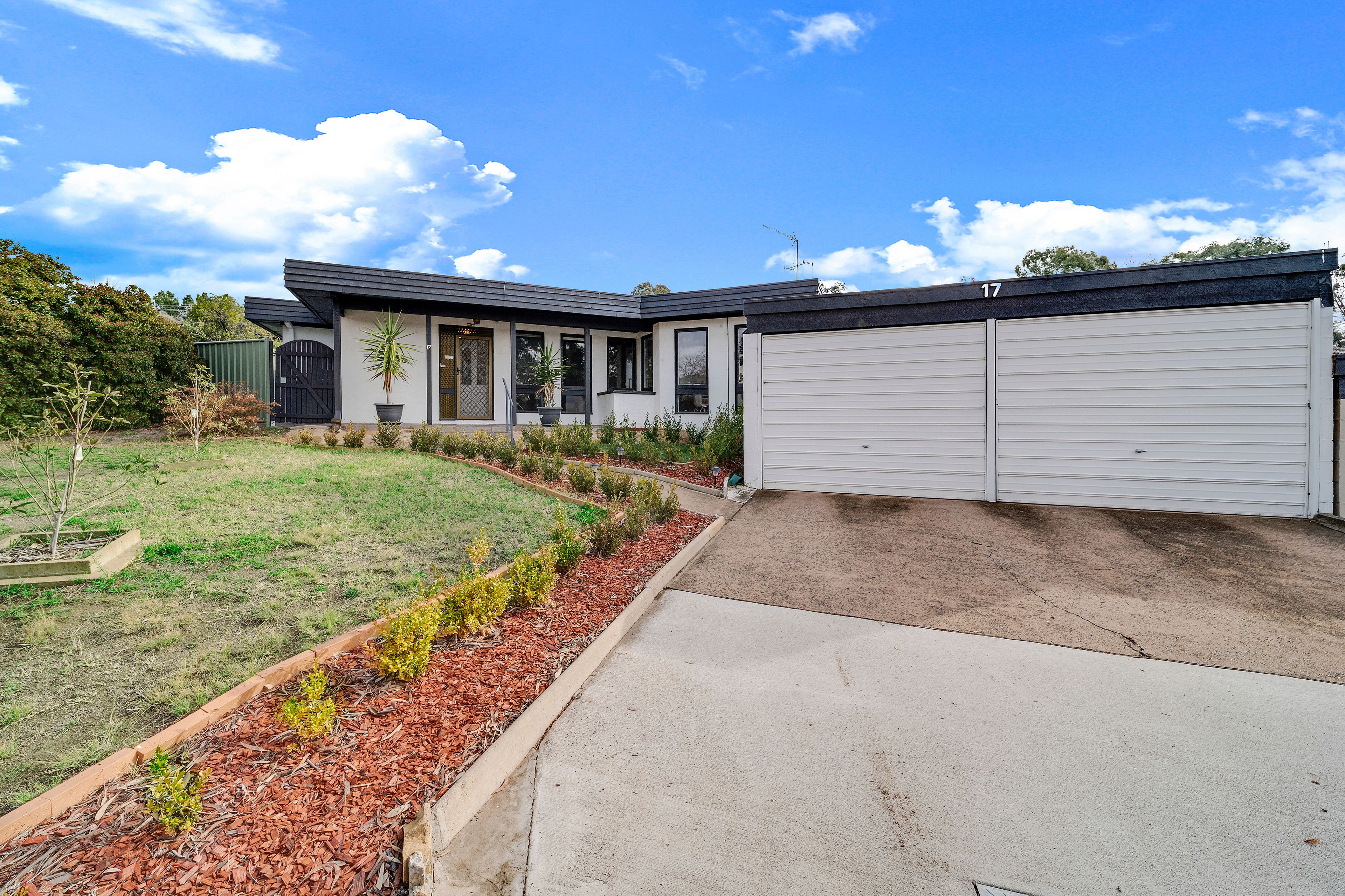 17 Solomon Crescent, Latham, ACT 2615