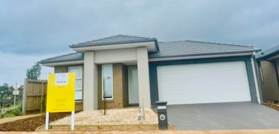 25 Carfin Circuit, THORNHILL PARK, VIC 3335