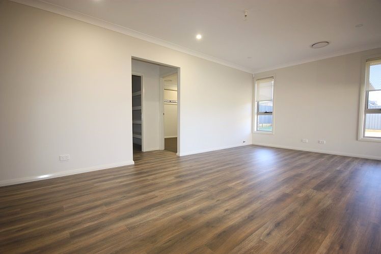 11 Cumberland Street, Gregory Hills, NSW 2557