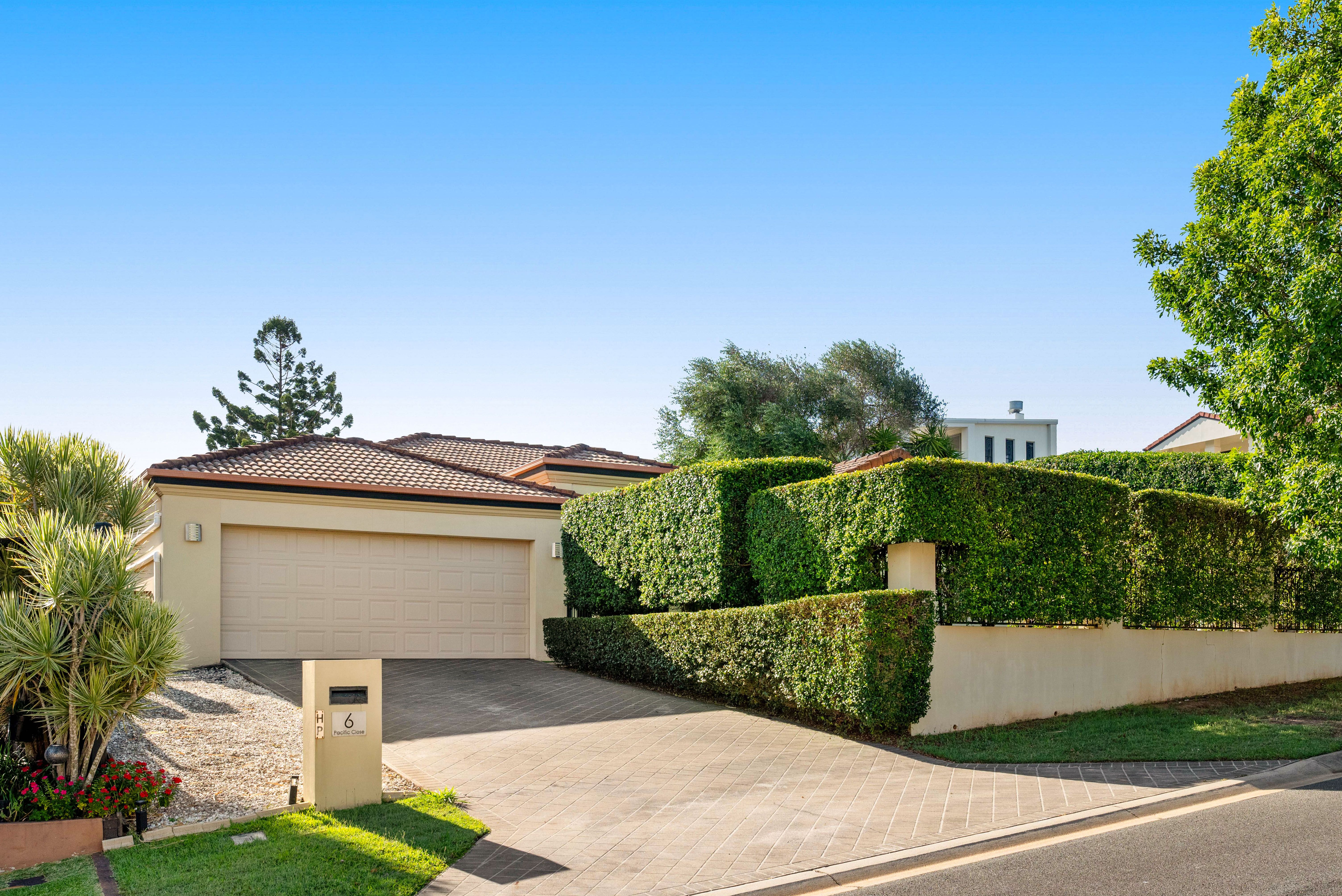 6 Pacific Close, Carindale QLD 4152