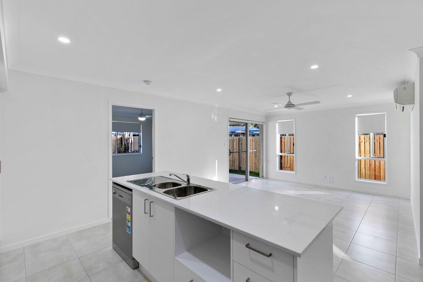 1/4 Senor Avenue, Urangan, QLD 4655