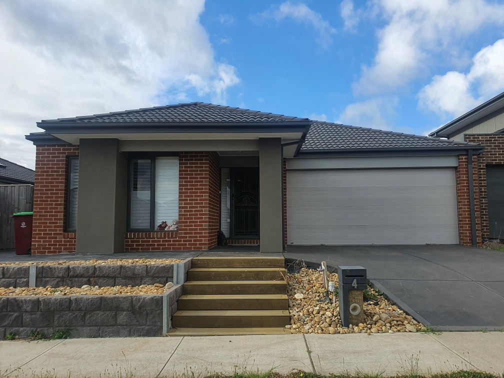 4 Carisbrooke Way, Clyde North, VIC 3978