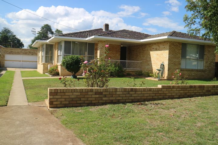 10 Lindsay Avenue