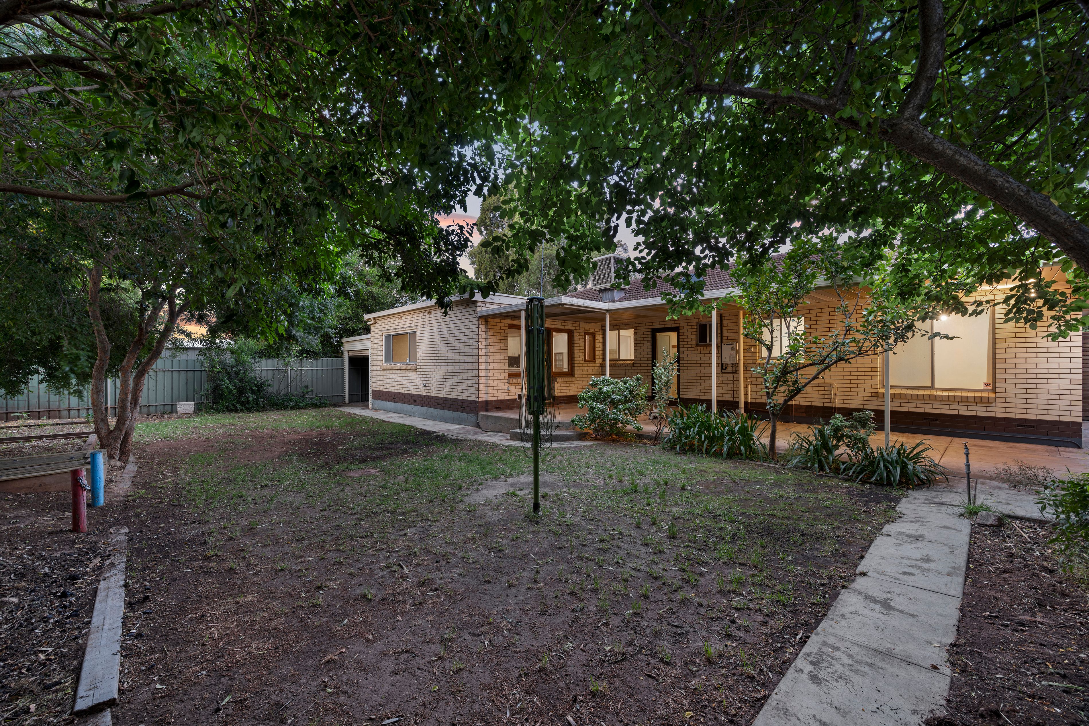 8 Hamish Grove — photo 25 of 27