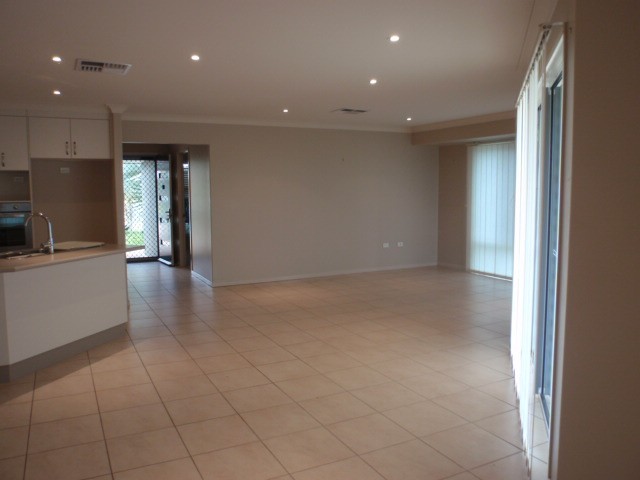 25 Mayfair Drive, Emerald, QLD 4720