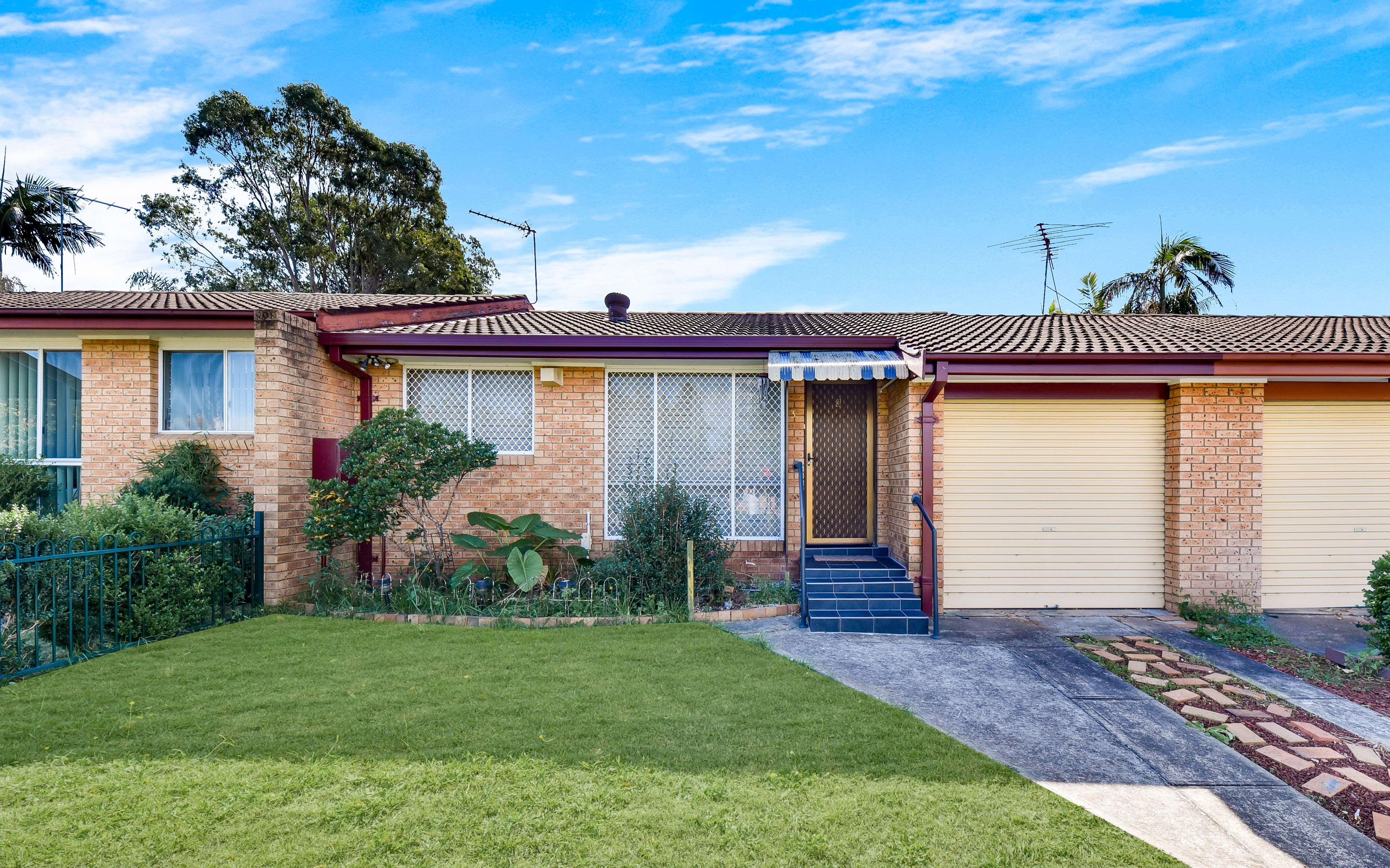 2 Woodlark Place, Glenfield NSW 2167