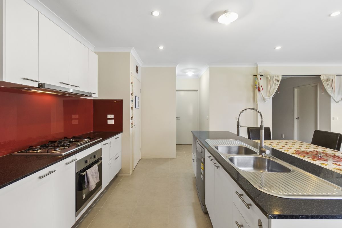 7 Adon Walk, Manor Lakes, VIC 3024