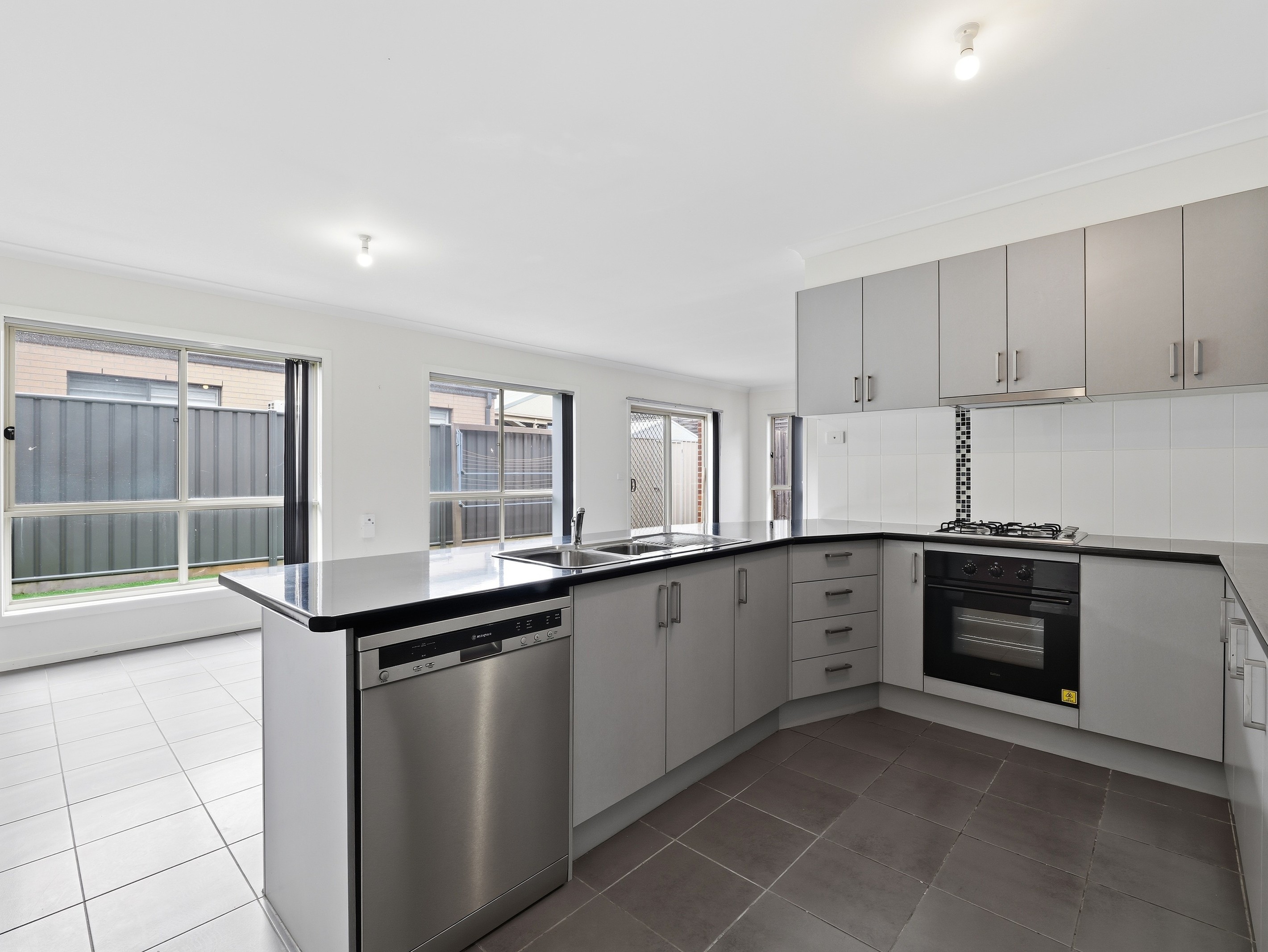 1/5 Mulwala Court, MANOR LAKES, VIC 3024