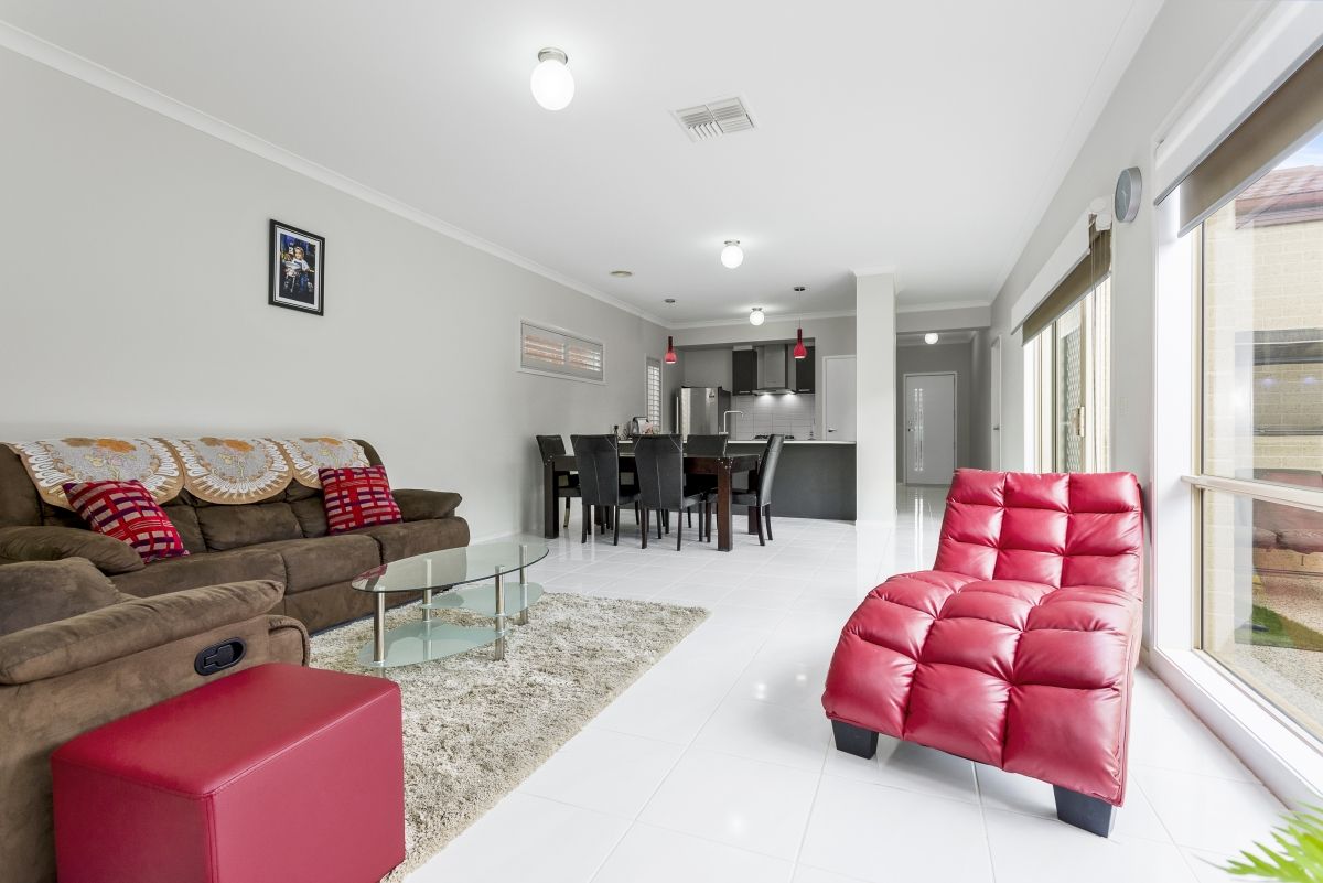 6 Firecrest Road, Manor Lakes VIC 3024