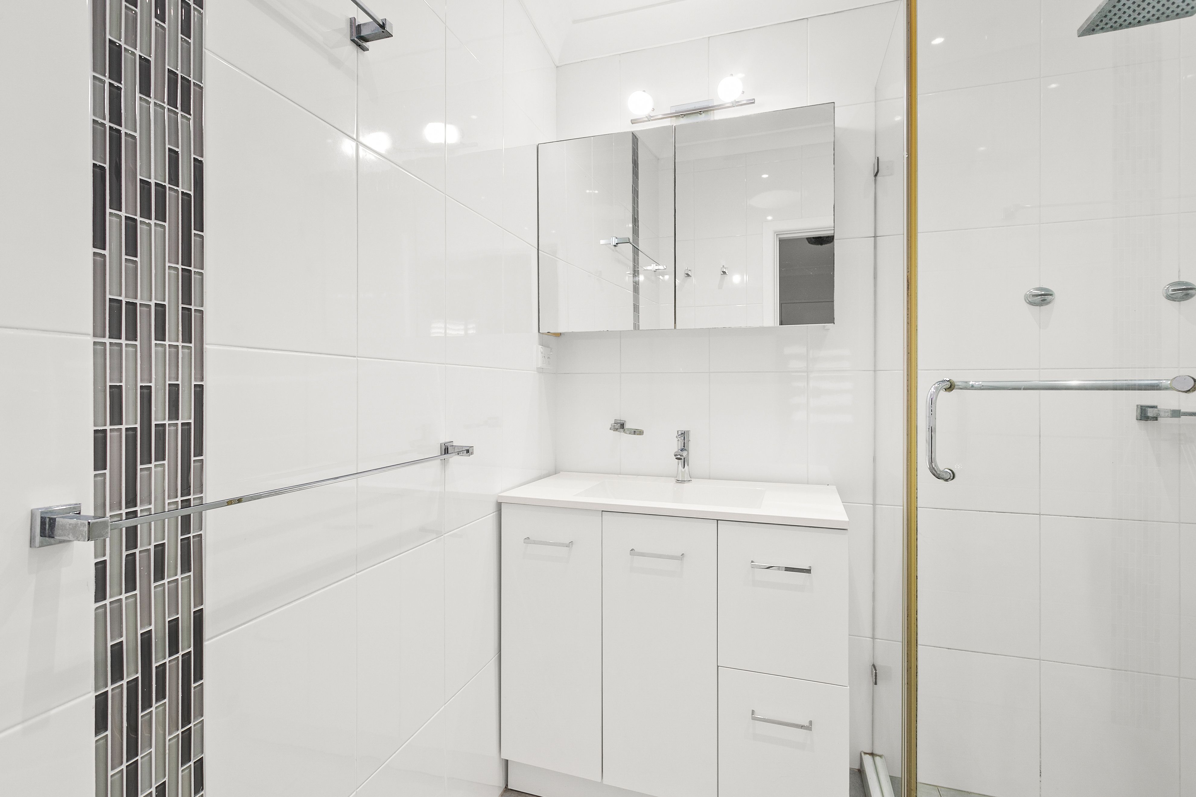 105 Deakin Street — photo 6 of 9