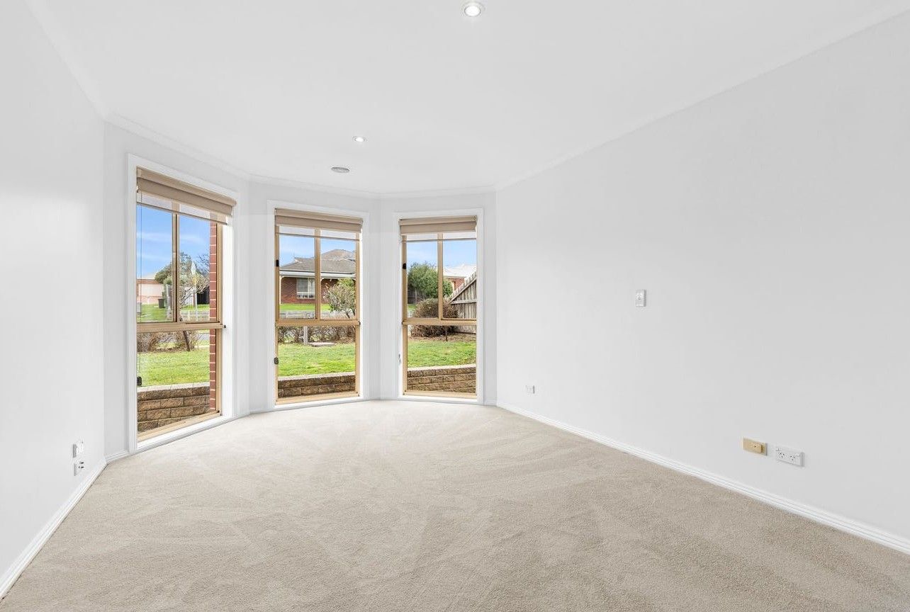 35 Willesden Drive — photo 9 of 18