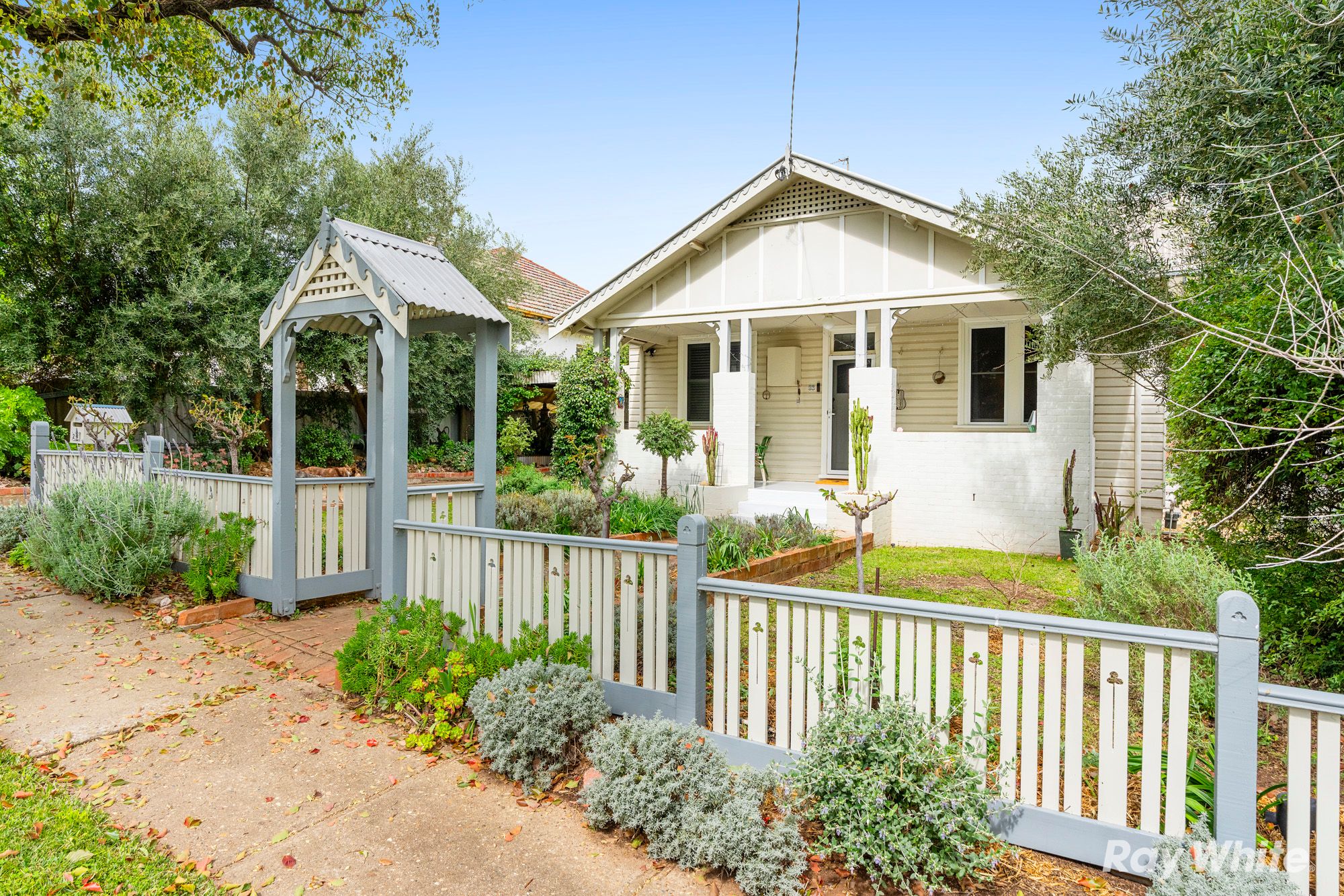 27 Grandview Avenue — photo from Ray White Wagga Wagga