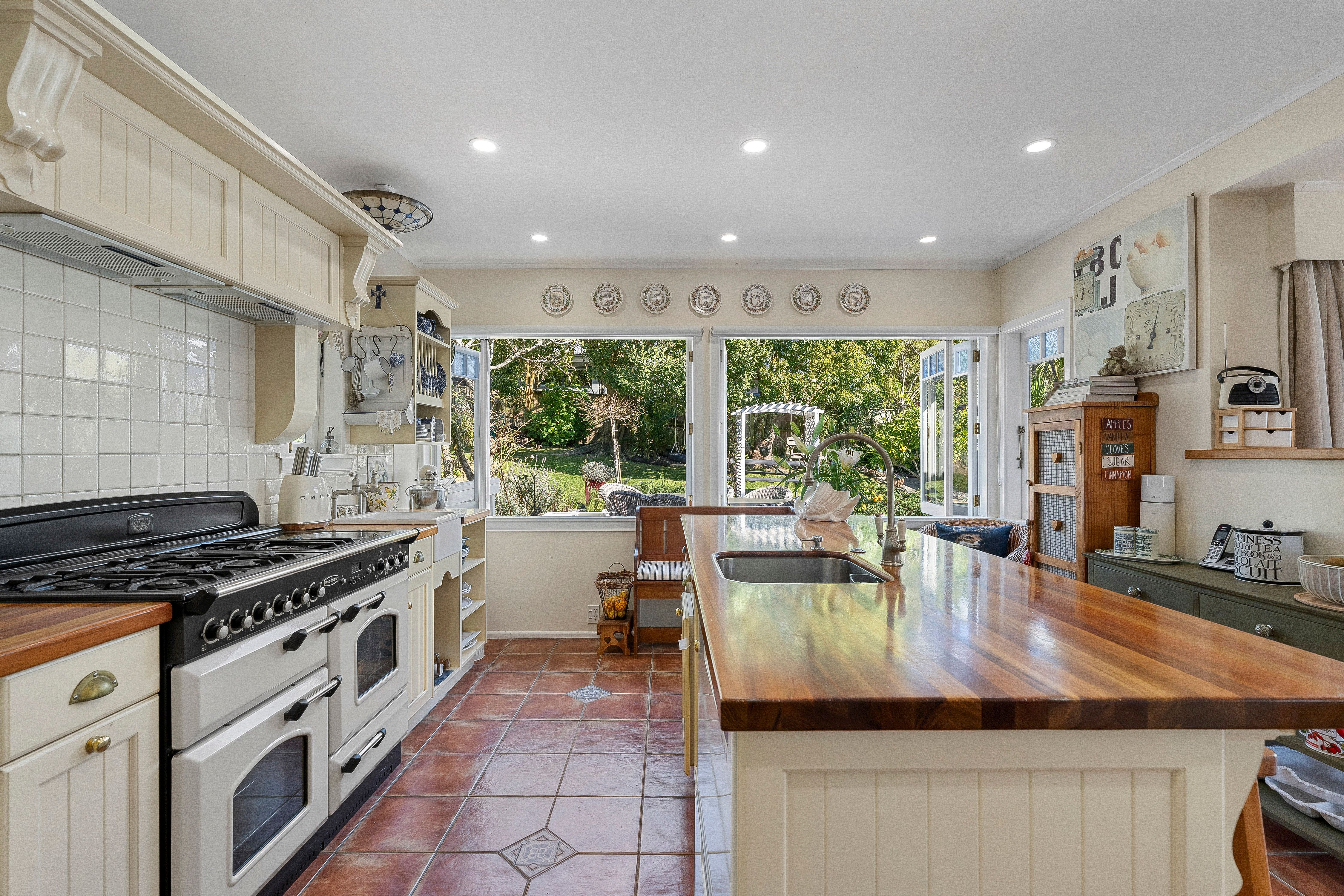 24 Lyons Avenue, Murrays Bay, North Shore City