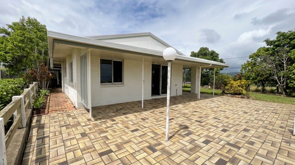 32 Airlie Crescent — photo 11 of 14