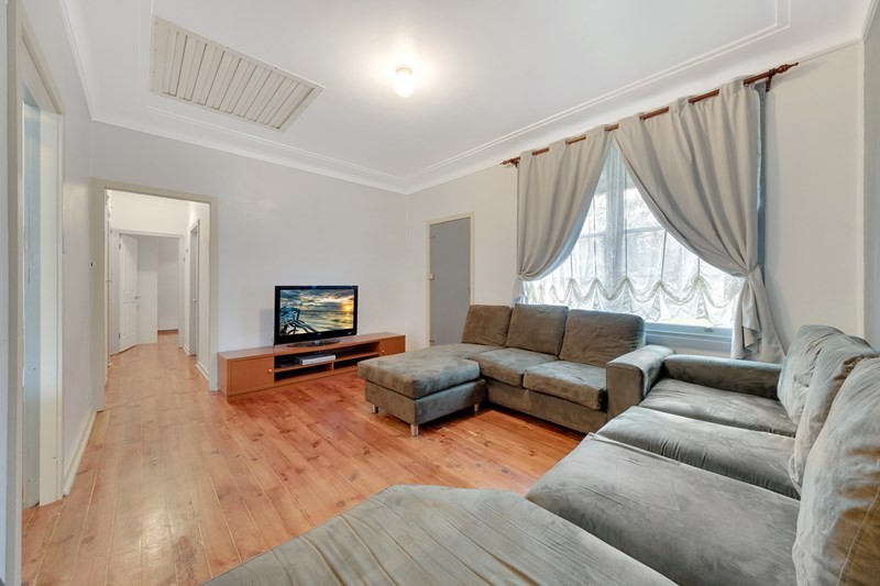 15 Burrawong Crescent, Elderslie, NSW 2570