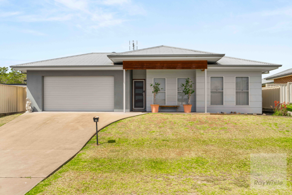 8 Alata Crescent, South Nowra NSW 2541