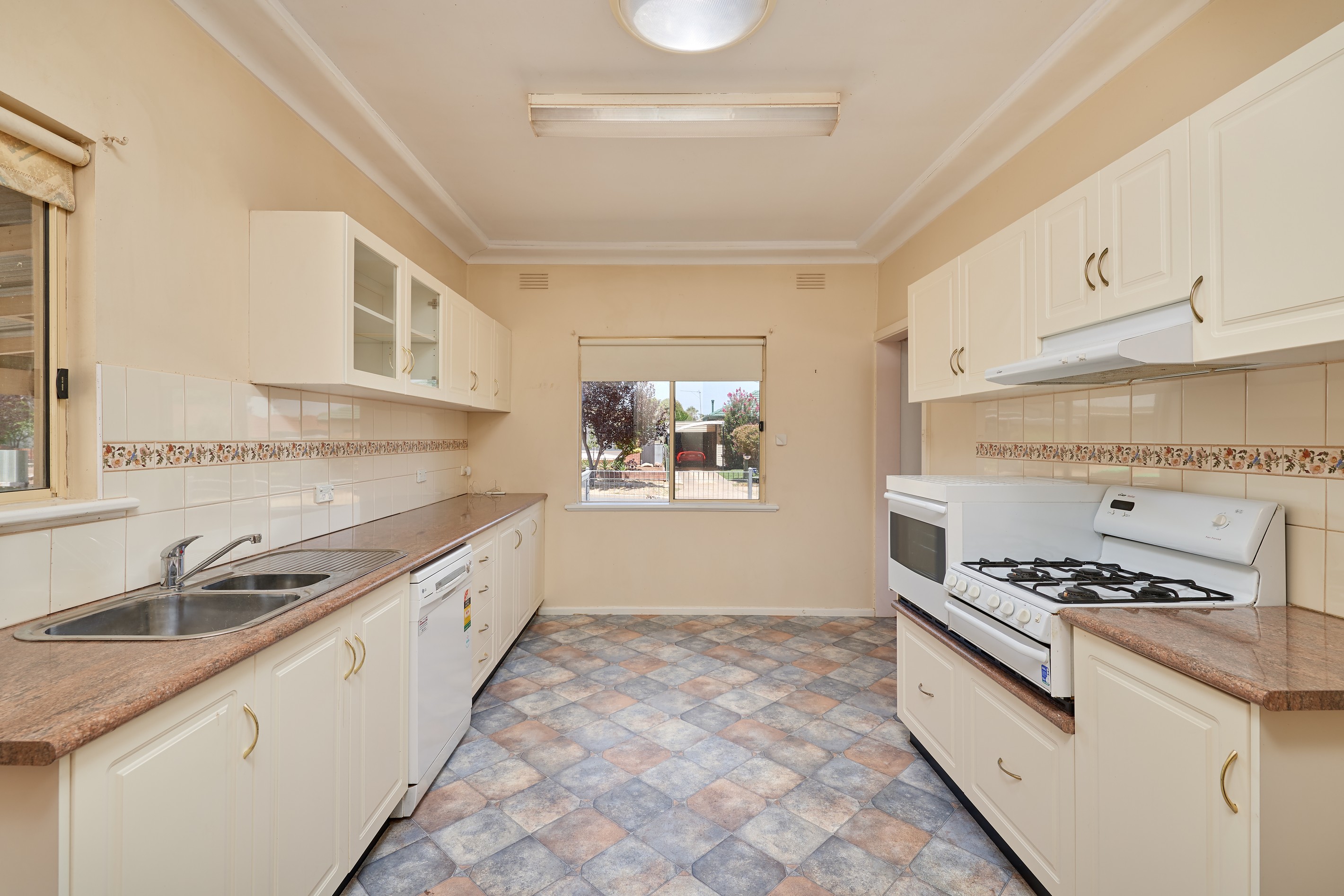 7 Essex Road, Mount Austin, NSW 2650