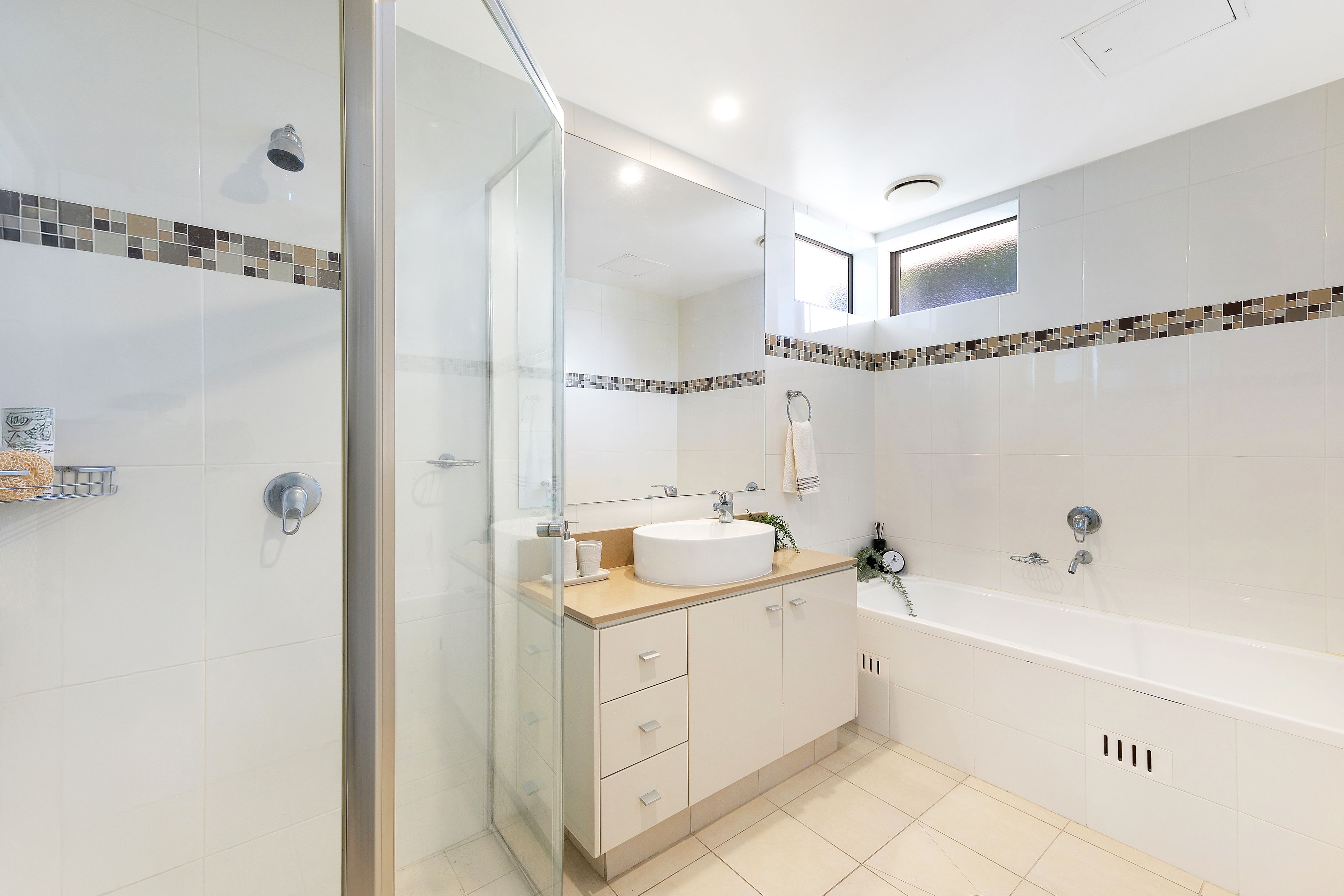 233/2c Munderah Street — photo 9 of 10