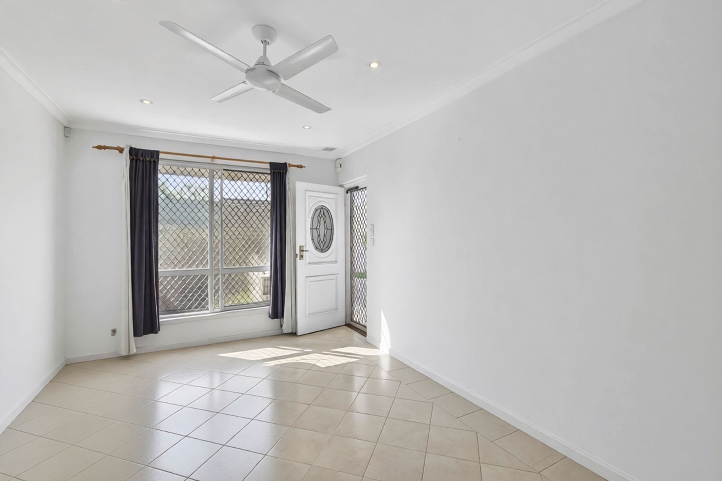 1/121 Edward Street — photo 3 of 17