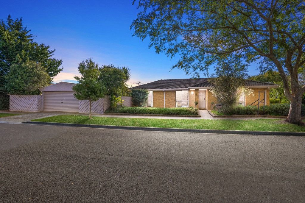 27 Thames Boulevard, Werribee, VIC 3030