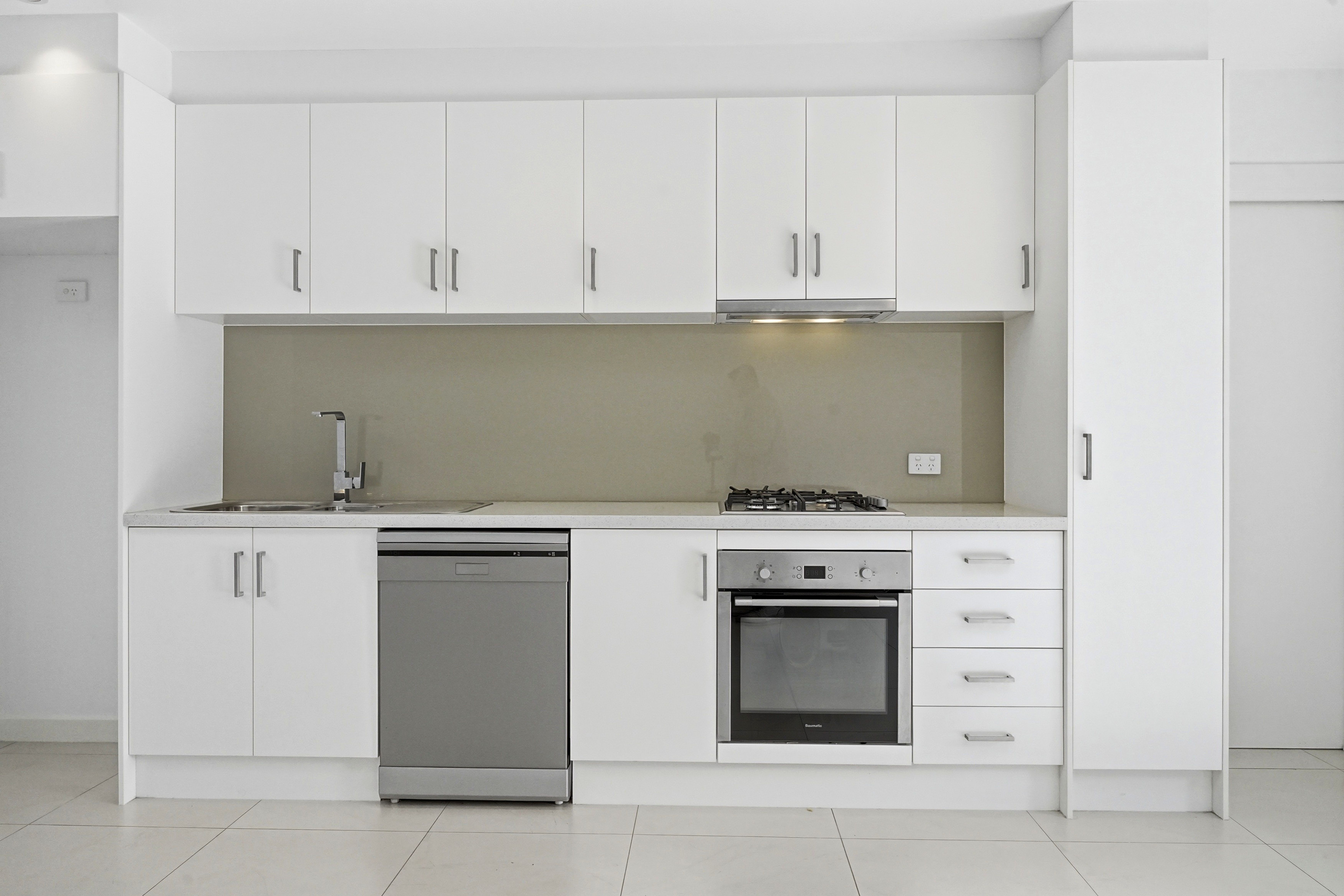 102/4 Lawson Street — photo 5 of 10