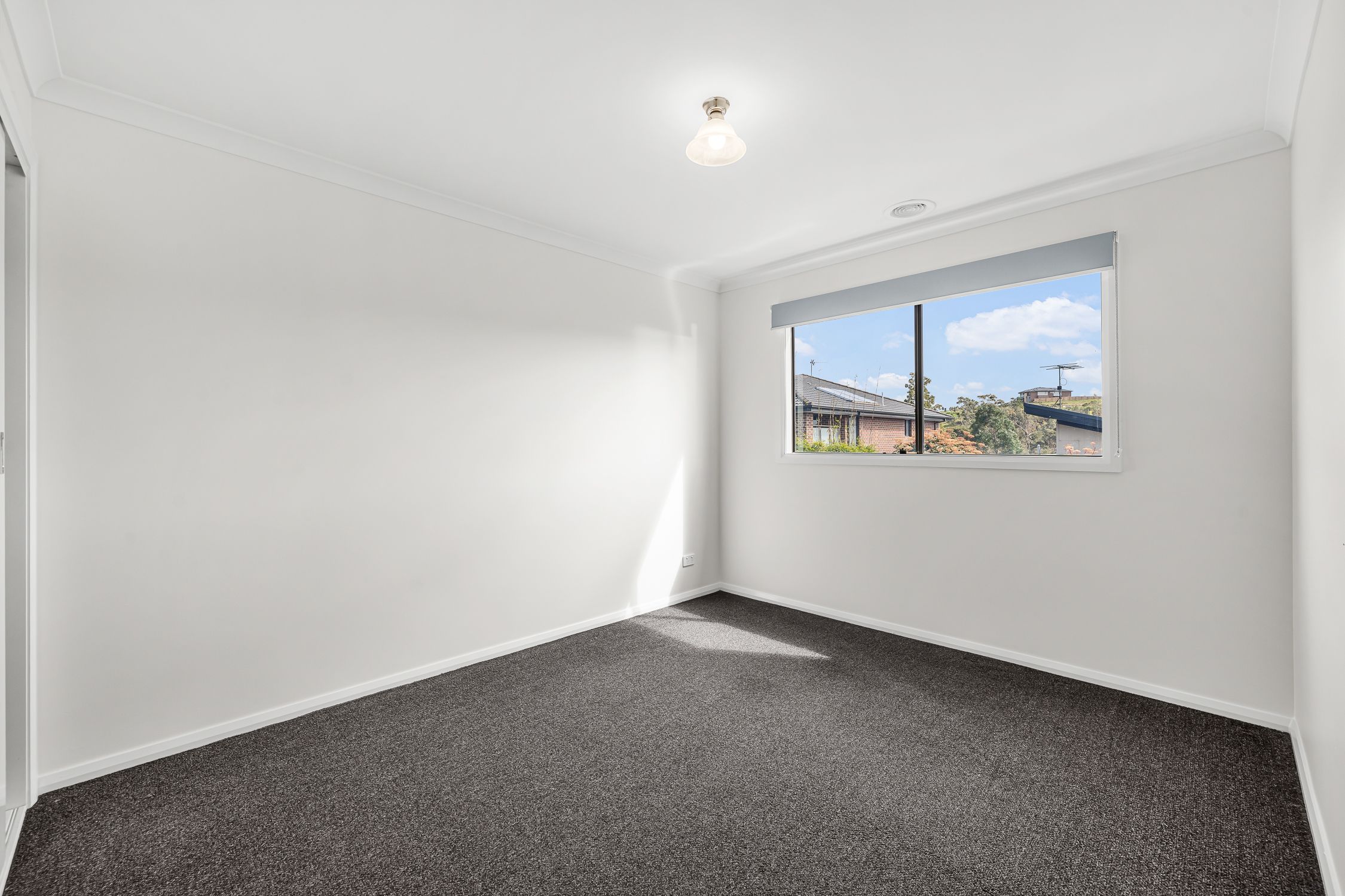 32 Eastbourne Crescent — photo 10 of 12