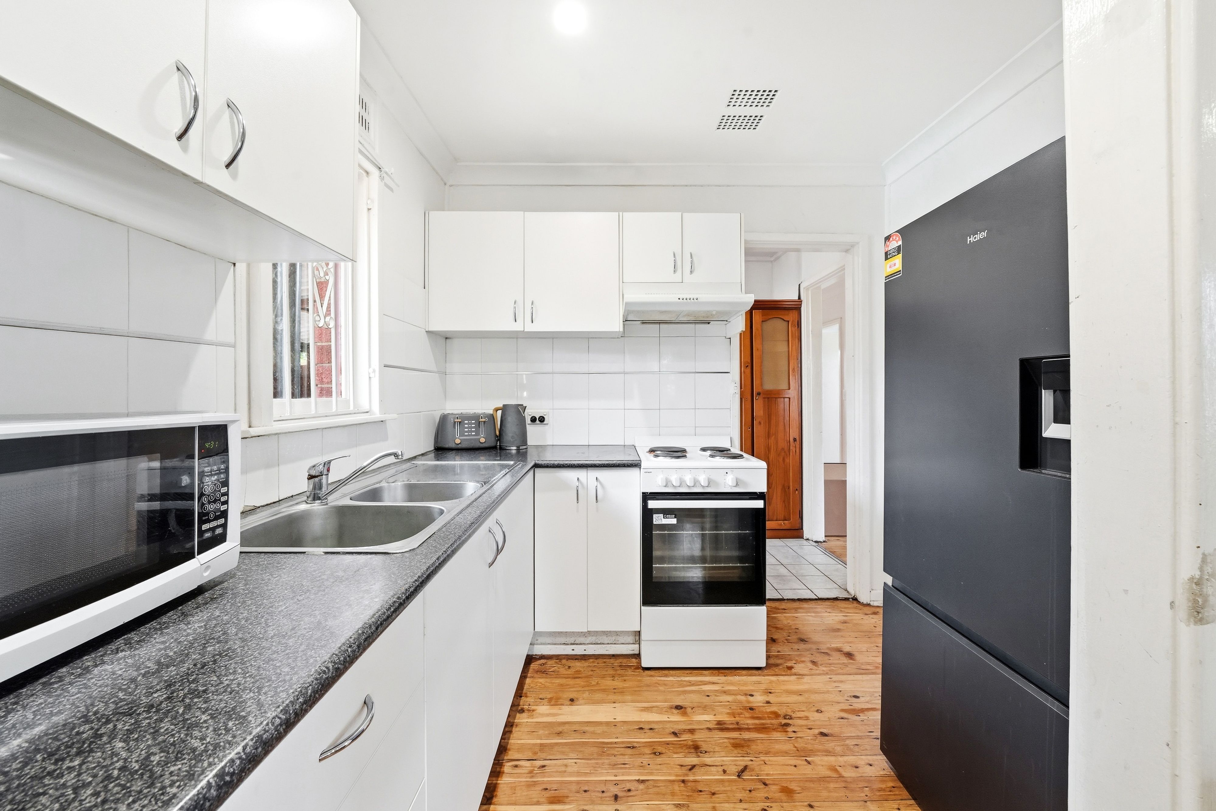 9 Parkes Crescent — photo 3 of 14
