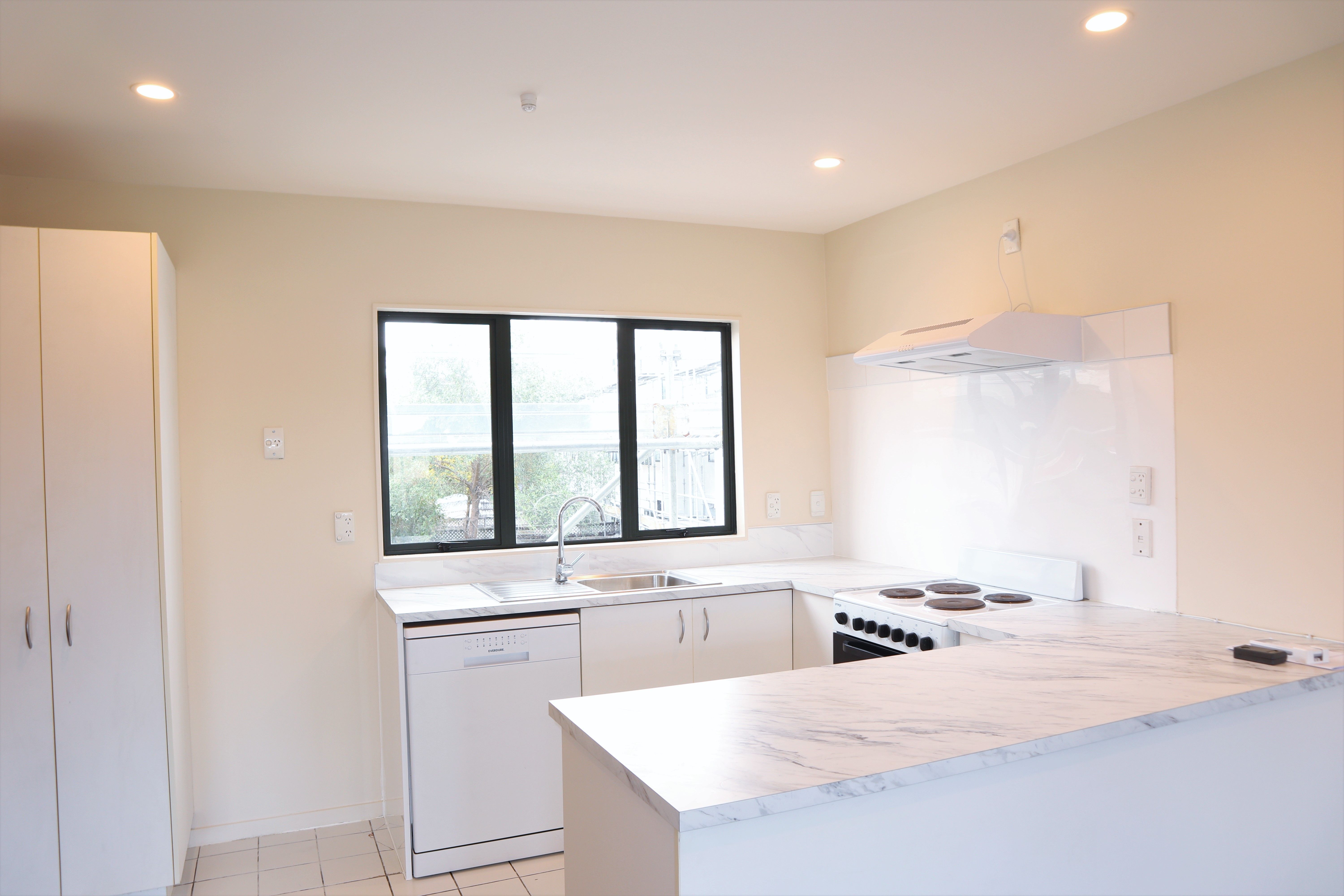 3  Level Apartment with balcony and private yard 1