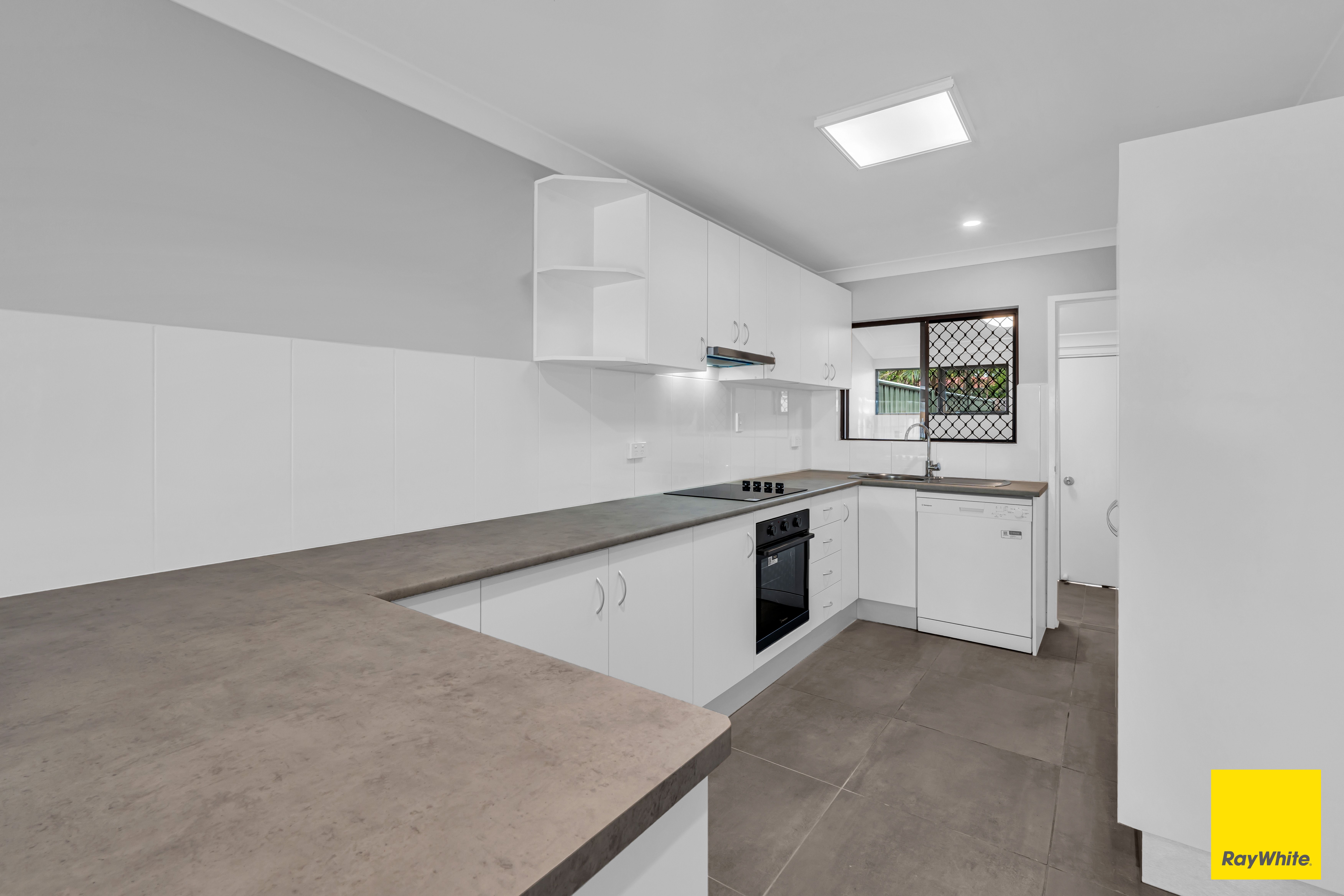 2/126 Wistaria Street, Holloways Beach, QLD 4878