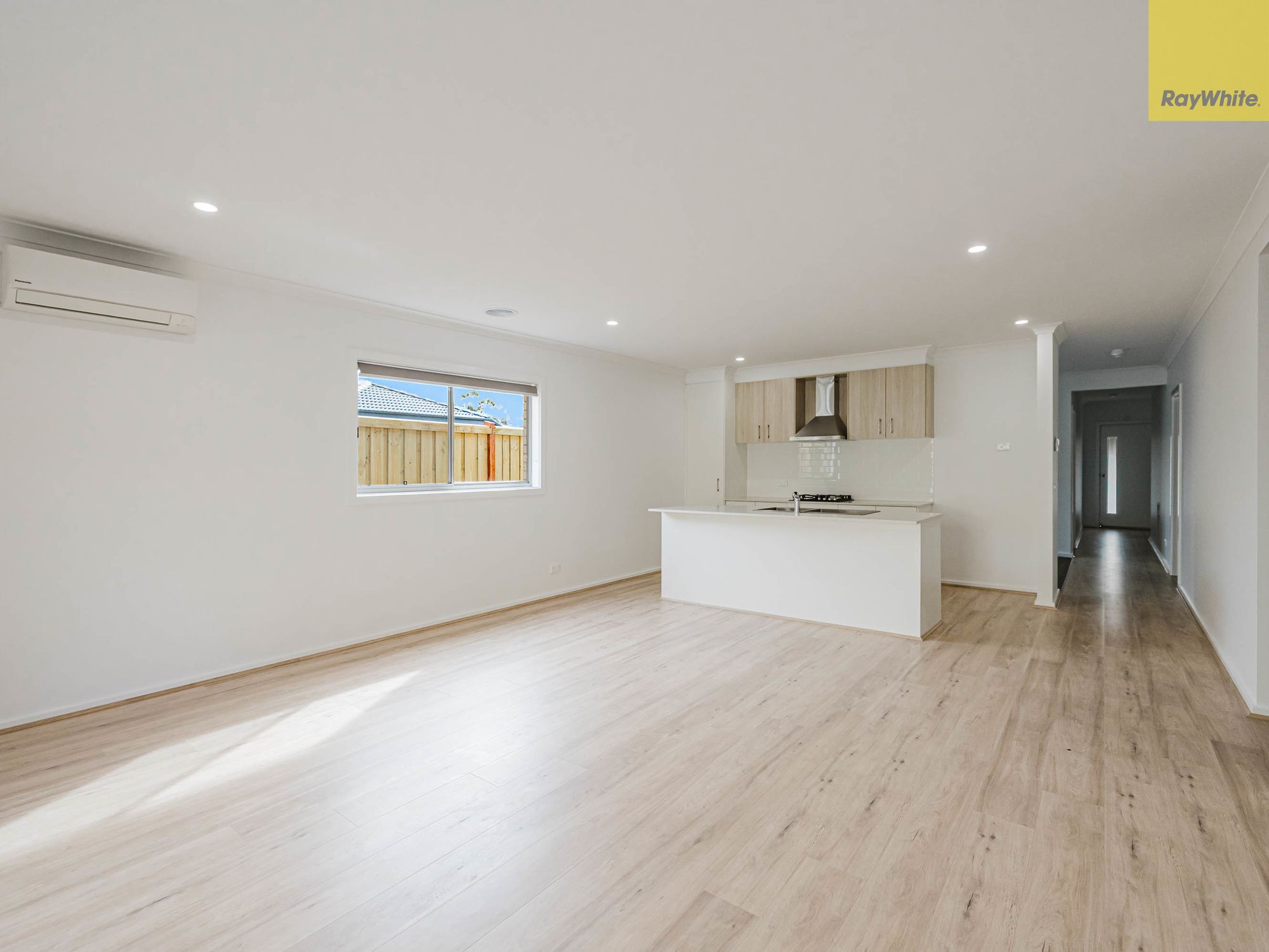 8 Valda Crescent — photo 4 of 14
