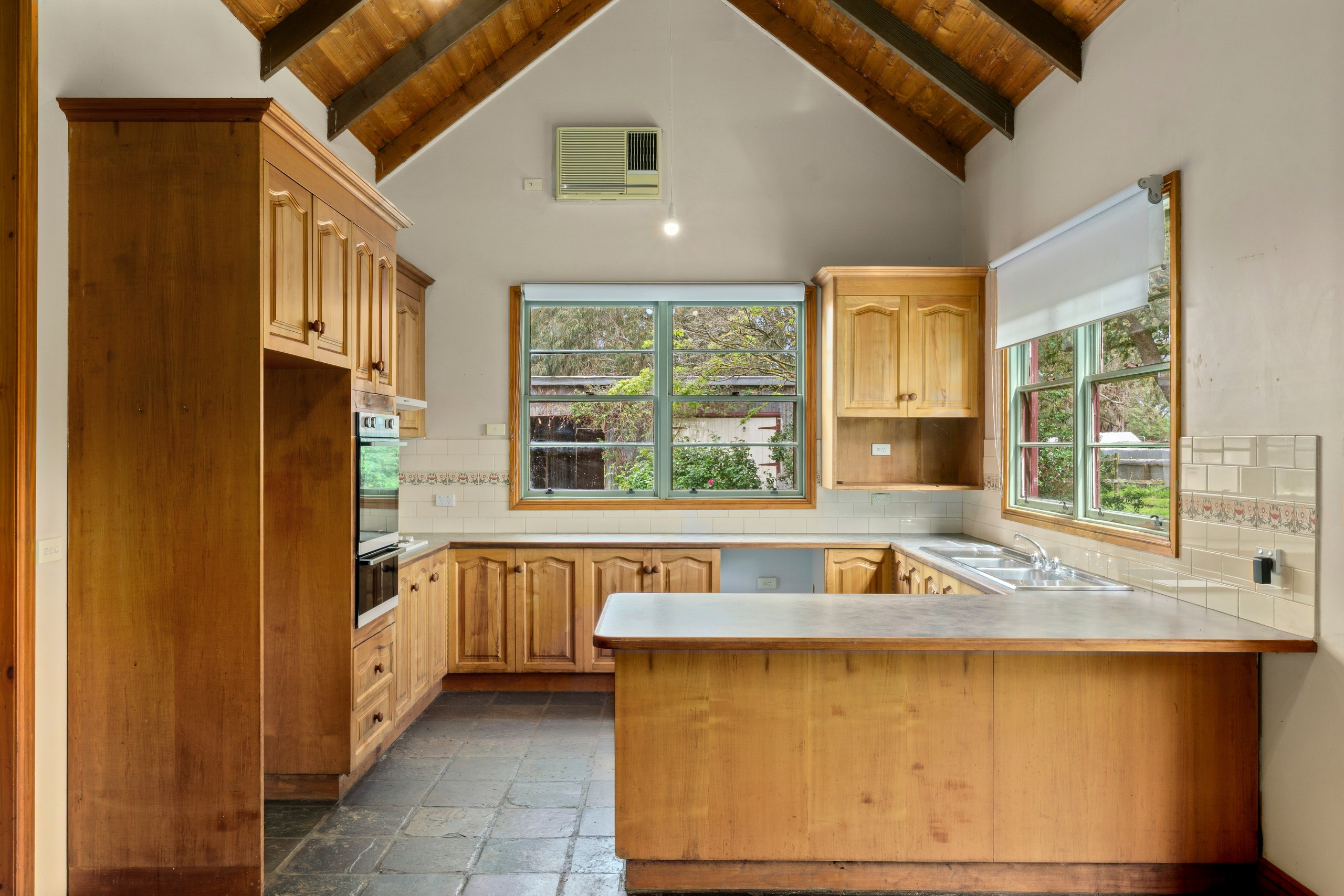 18 Mackinnons Bridge Road, Noorat, VIC 3265