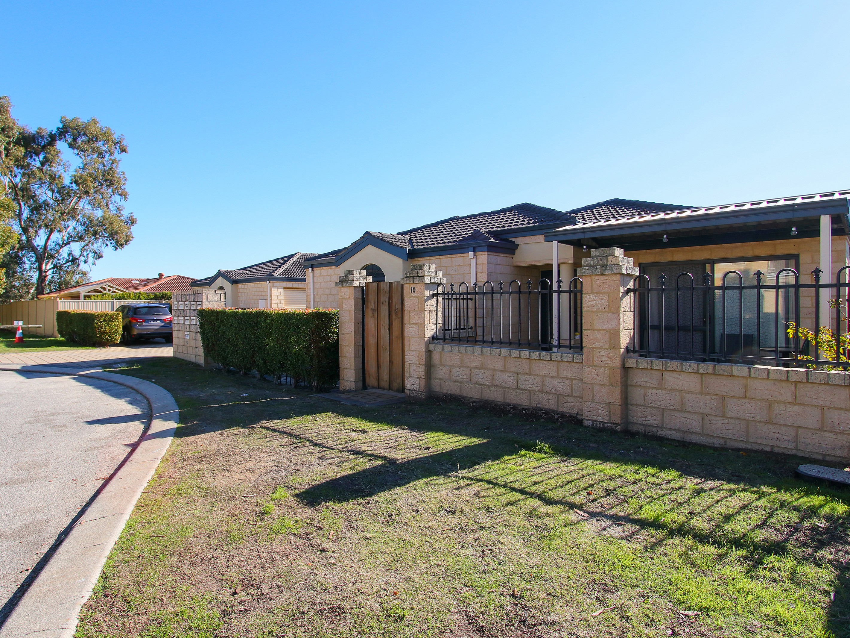 10/10 Leslie Street, Cannington, WA 6107