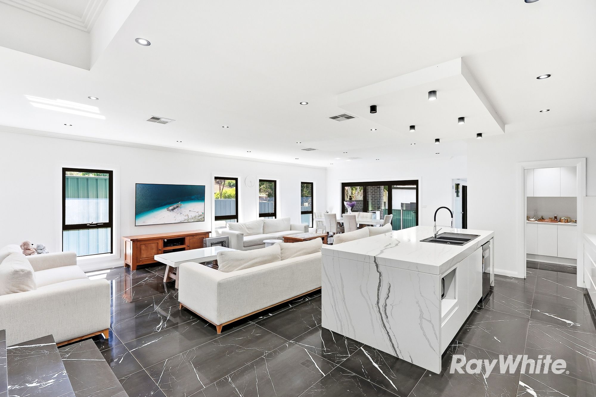 6 Nathan Crescent — photo 4 of 26