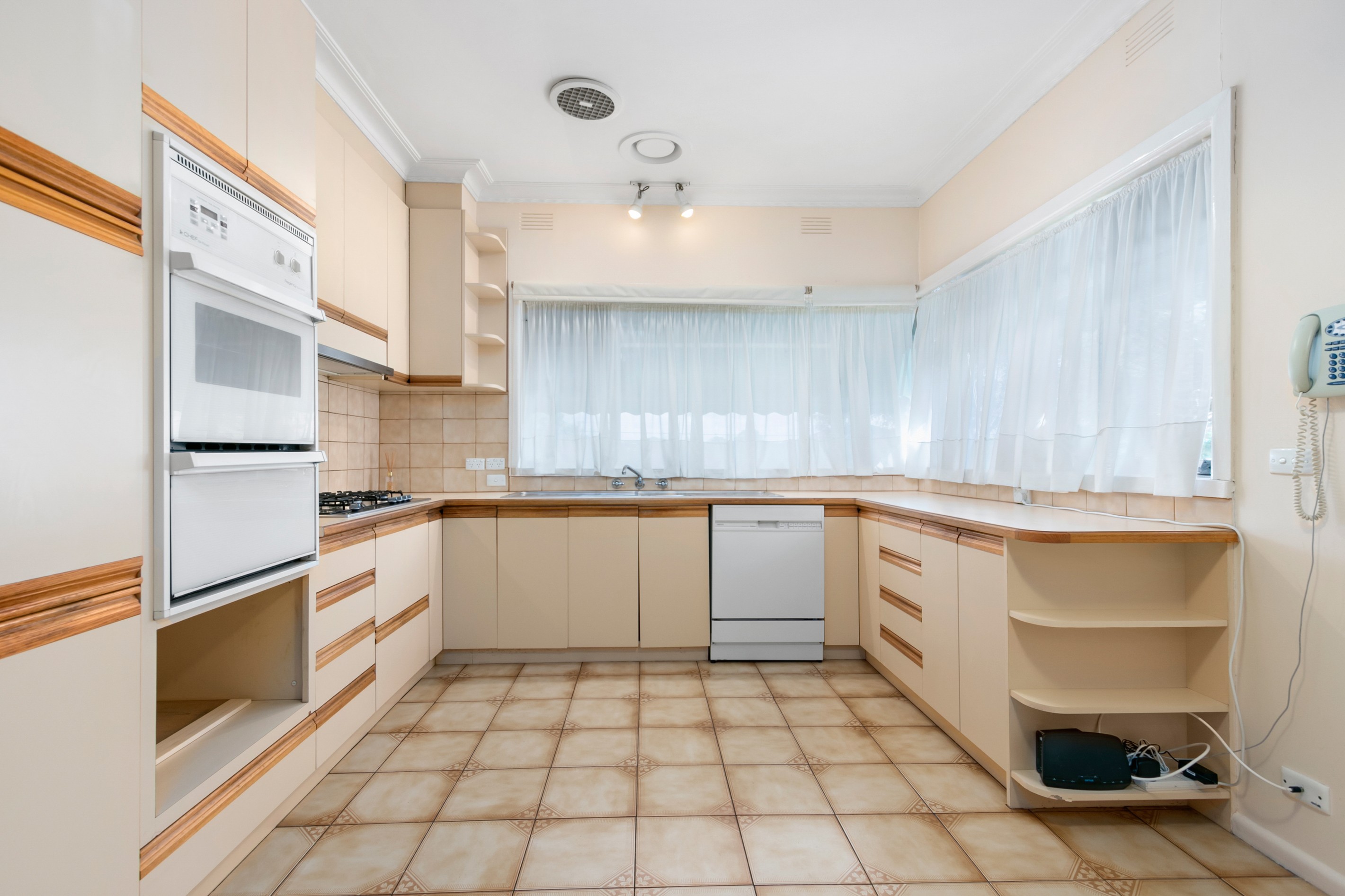 2 Lorraine Drive, Burwood East, VIC 3151