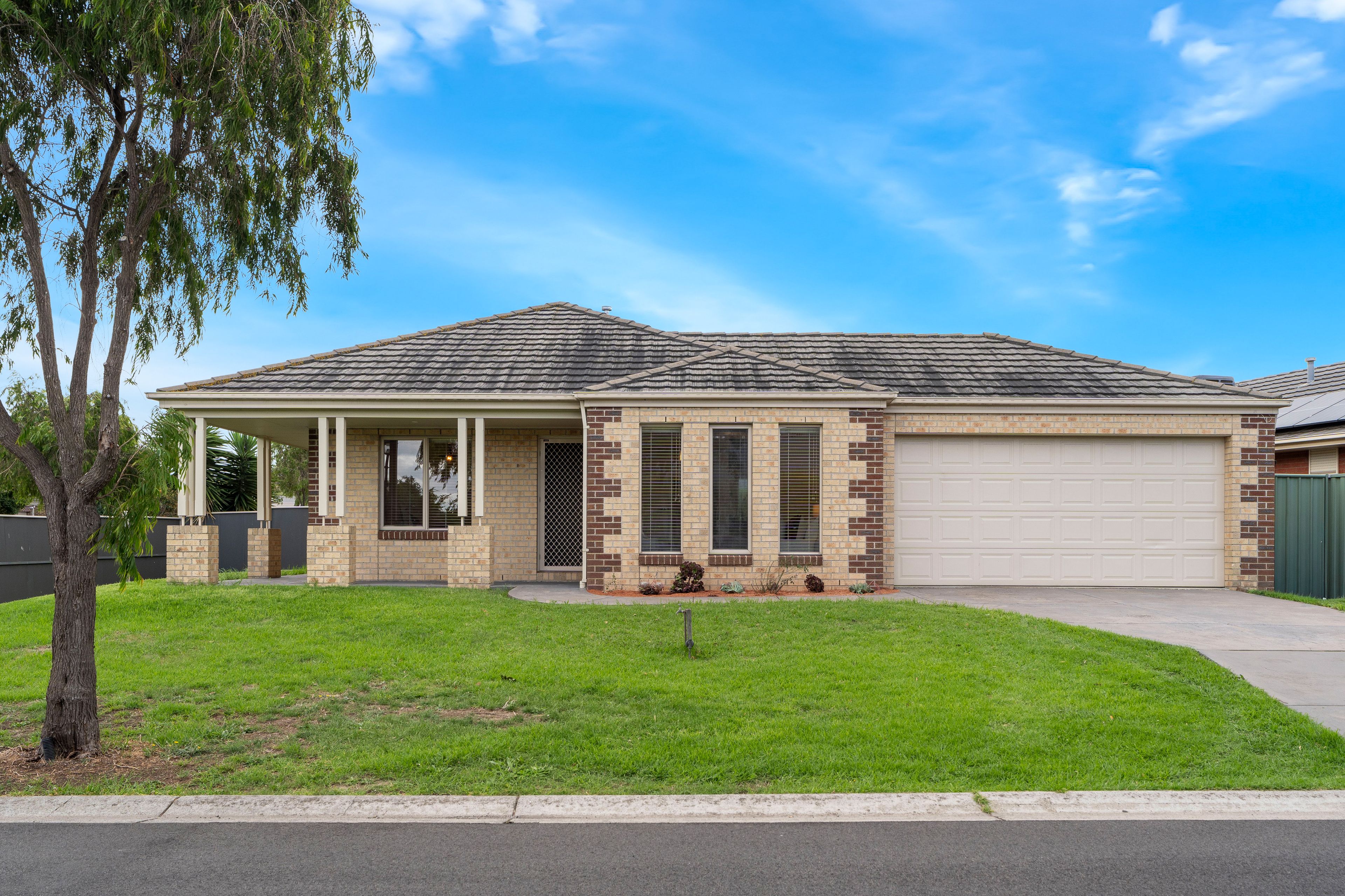 8 Swinburne Close, Craigieburn VIC 3064