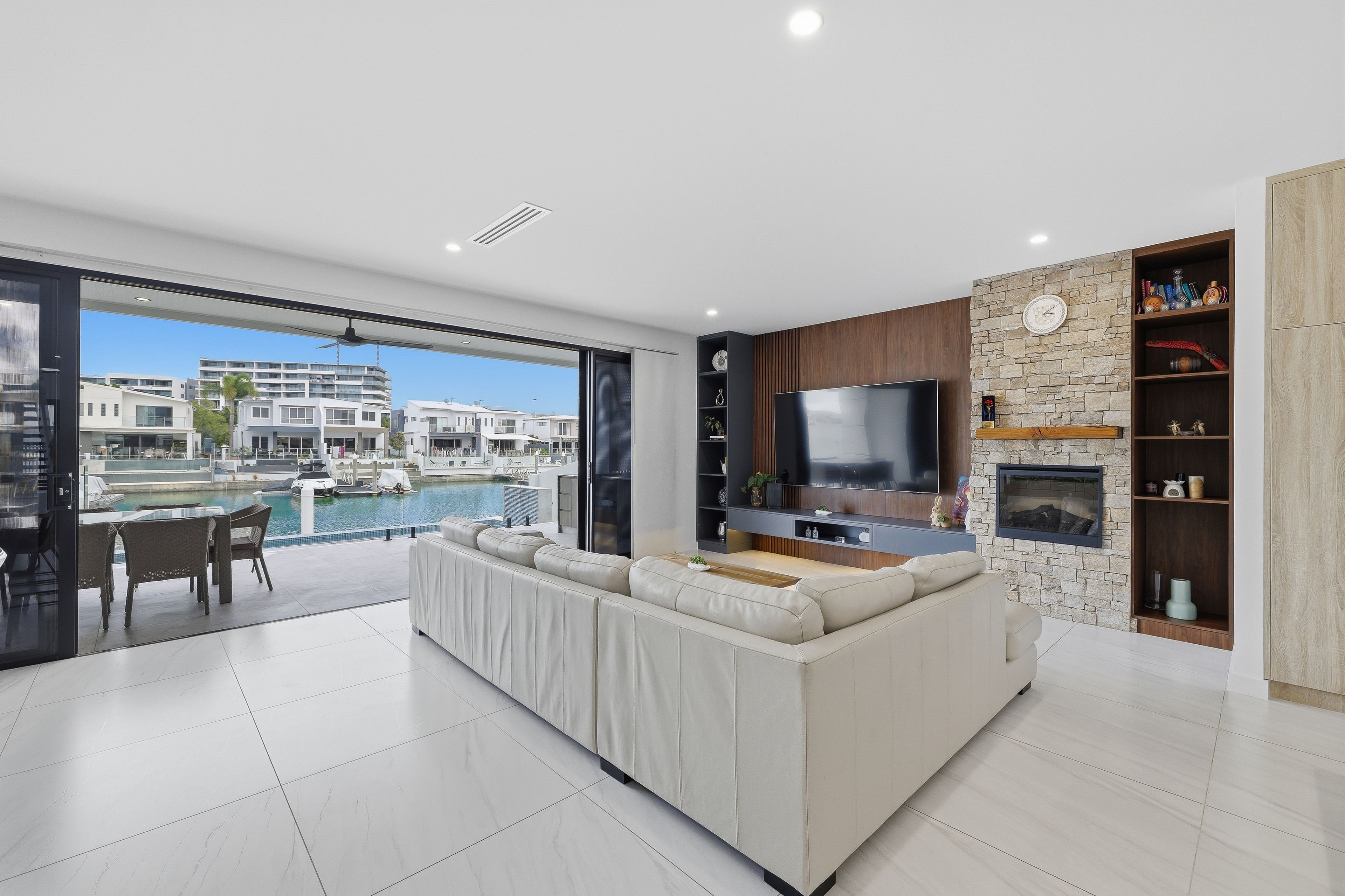 2/10 Middle Quay Drive — photo 9 of 30